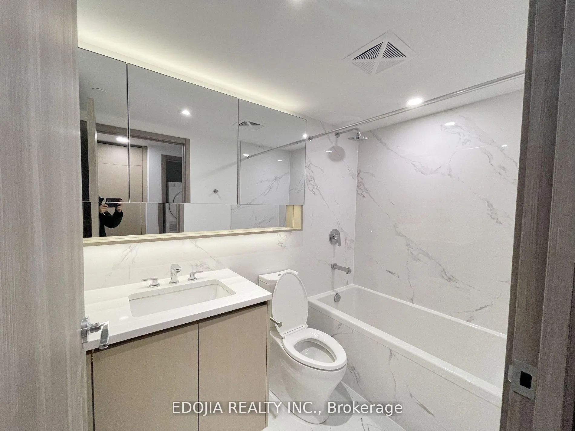 Photo 6 of Unit 2305, 38 Widmer Street, Toronto, Waterfront Communities — HOMEH