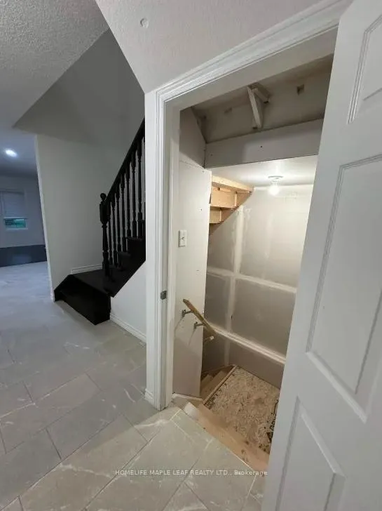Photo 6 of 105 Woodedge Circle, Kitchener — HOMEH