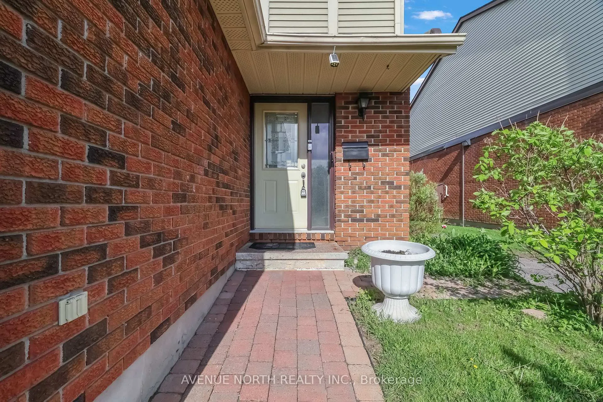 Photo 4 of 494 Sandhamn Private, Ottawa, Hunt Club Park/Greenboro — HOMEH