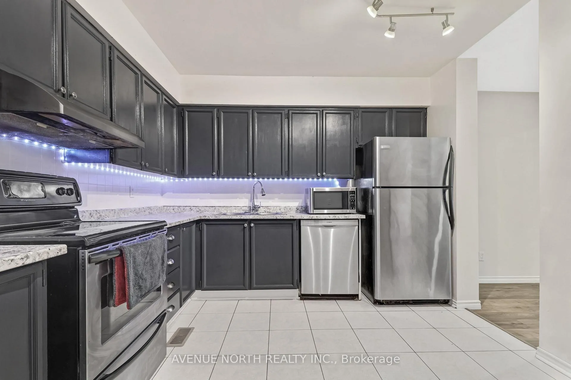 Photo 14 of 494 Sandhamn Private, Ottawa, Hunt Club Park/Greenboro — HOMEH