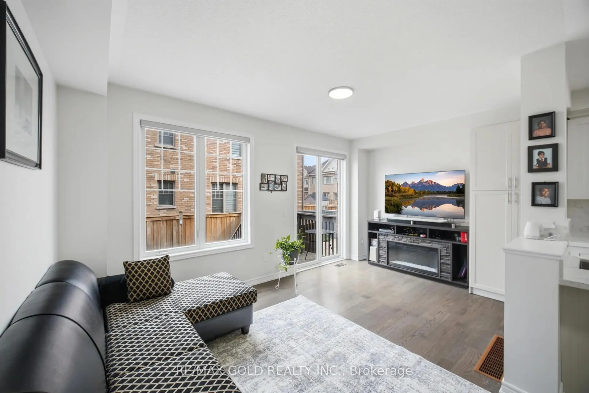 Photo 3 of 41 Davenfield Circle, Brampton, Bram East — HOMEH