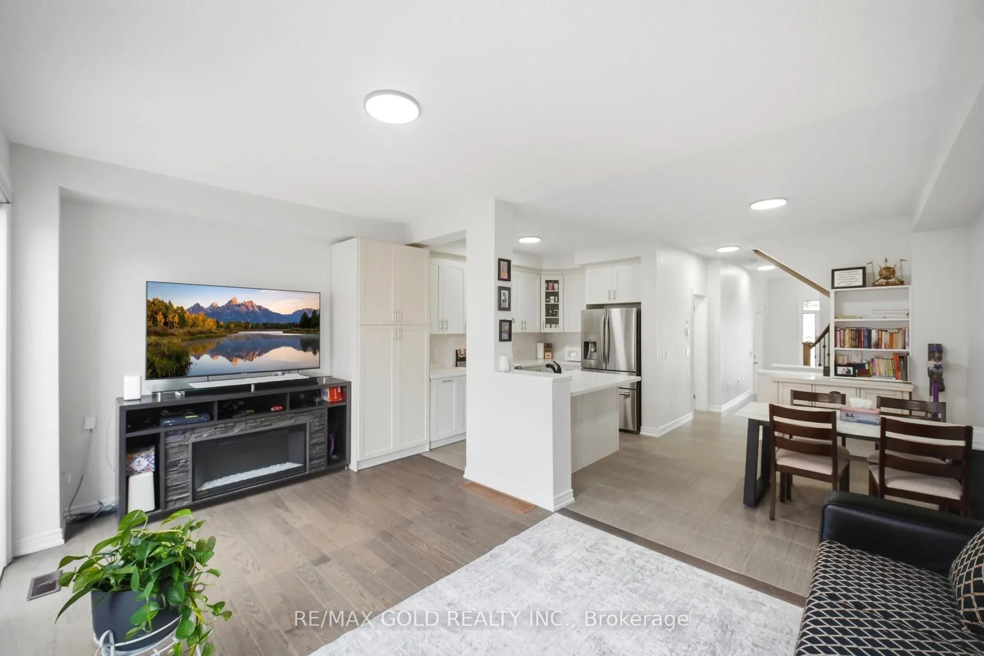 Photo 4 of 41 Davenfield Circle, Brampton, Bram East — HOMEH