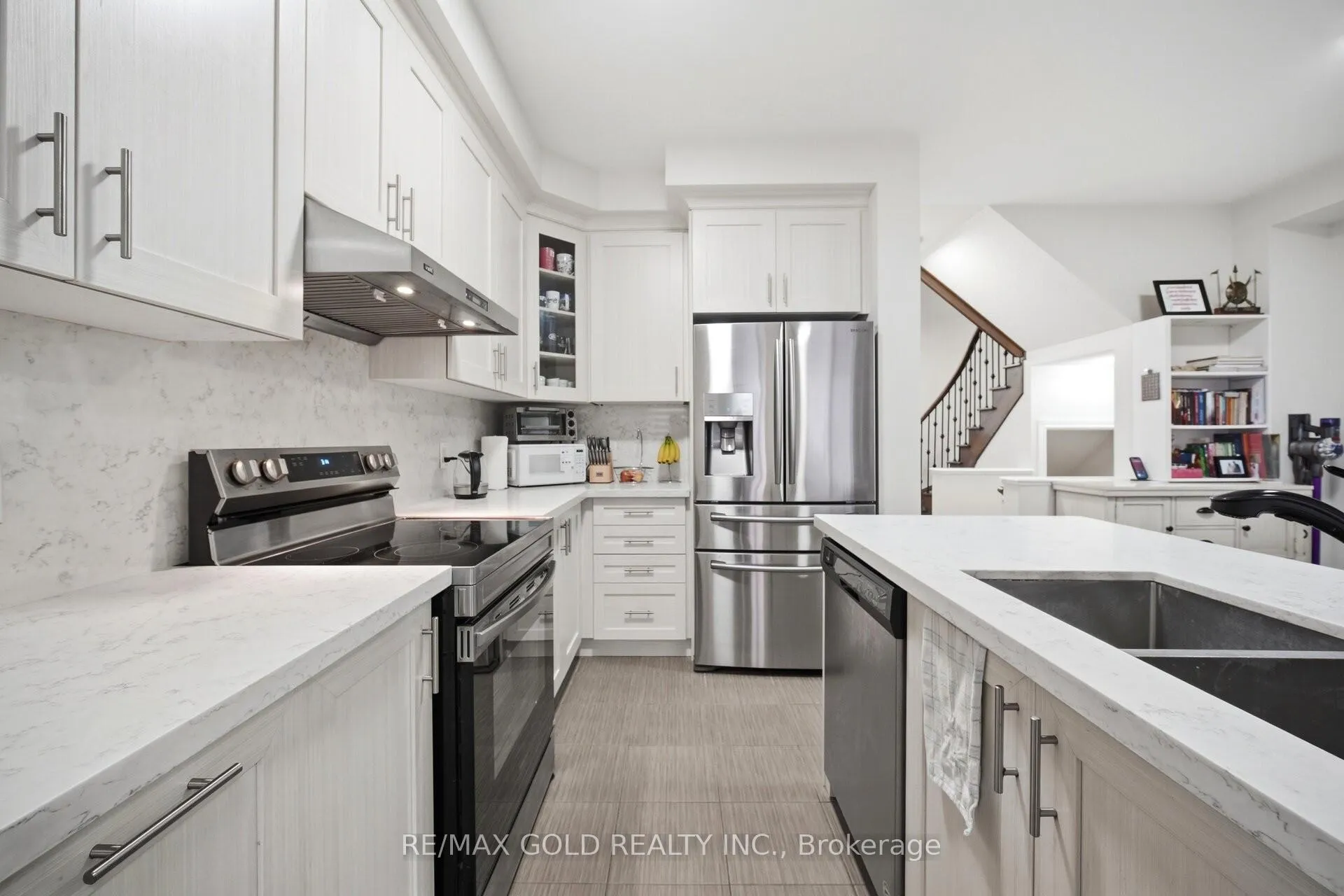 Photo 9 of 41 Davenfield Circle, Brampton, Bram East — HOMEH