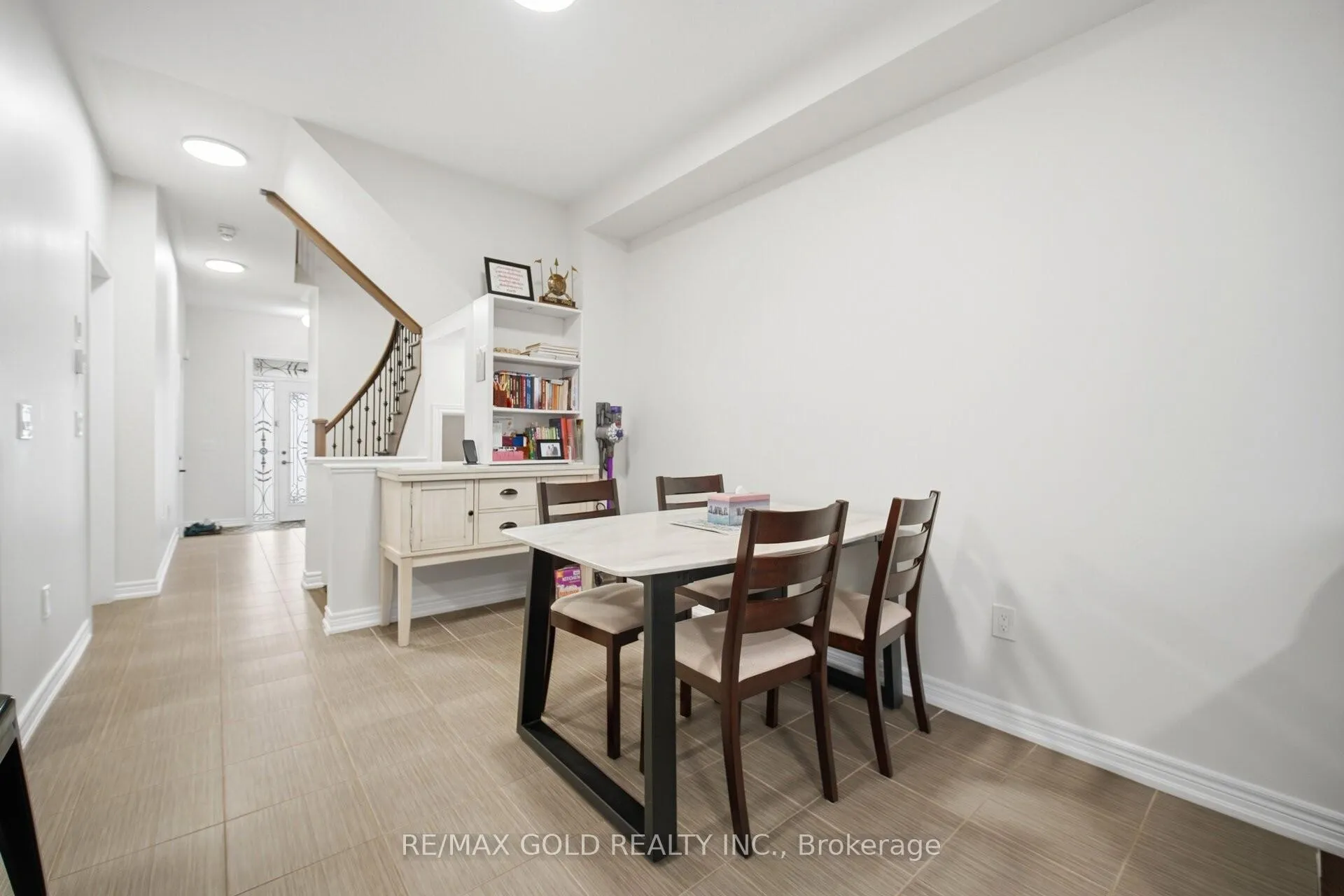 Photo 10 of 41 Davenfield Circle, Brampton, Bram East — HOMEH