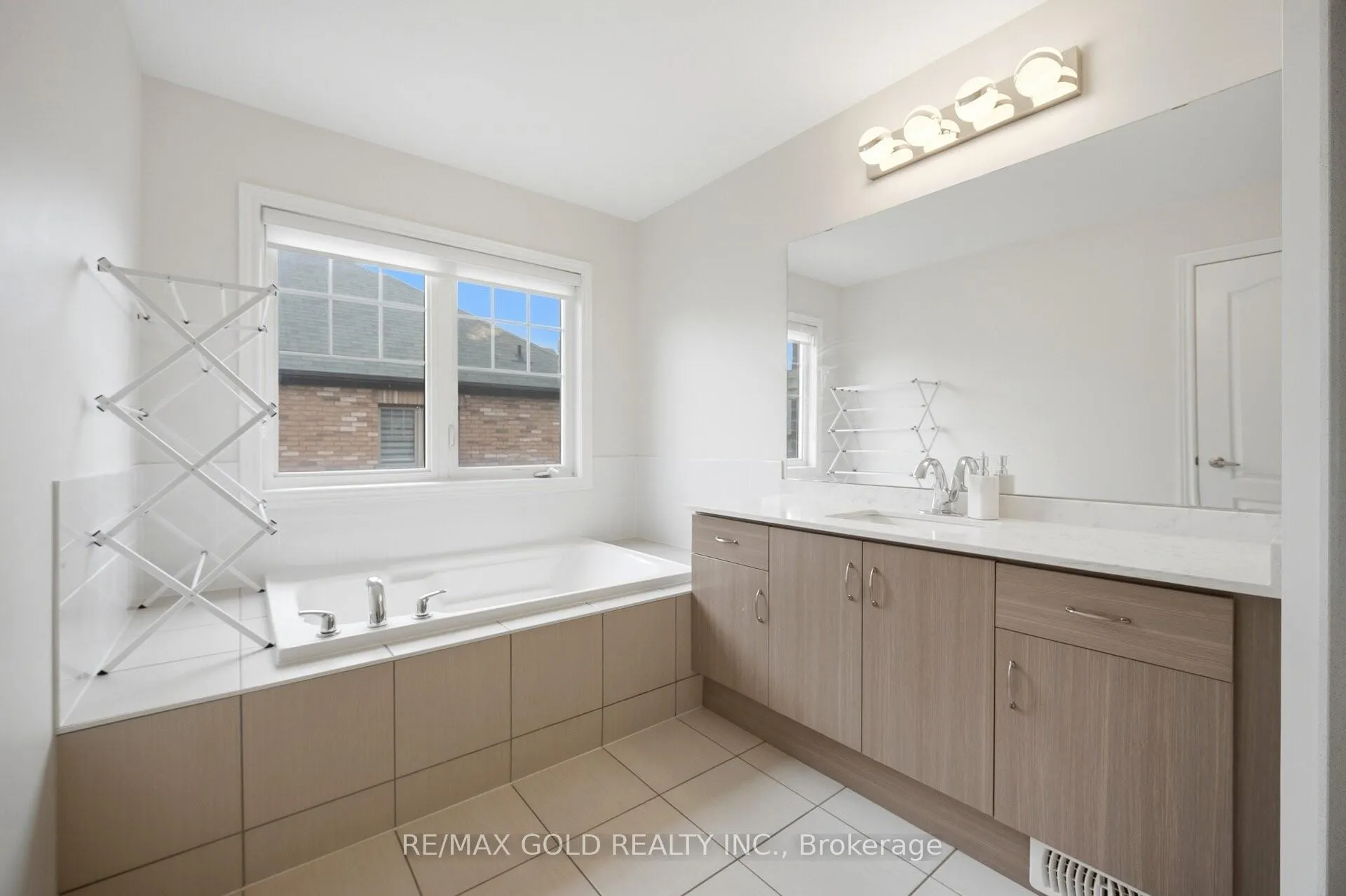 Photo 15 of 41 Davenfield Circle, Brampton, Bram East — HOMEH