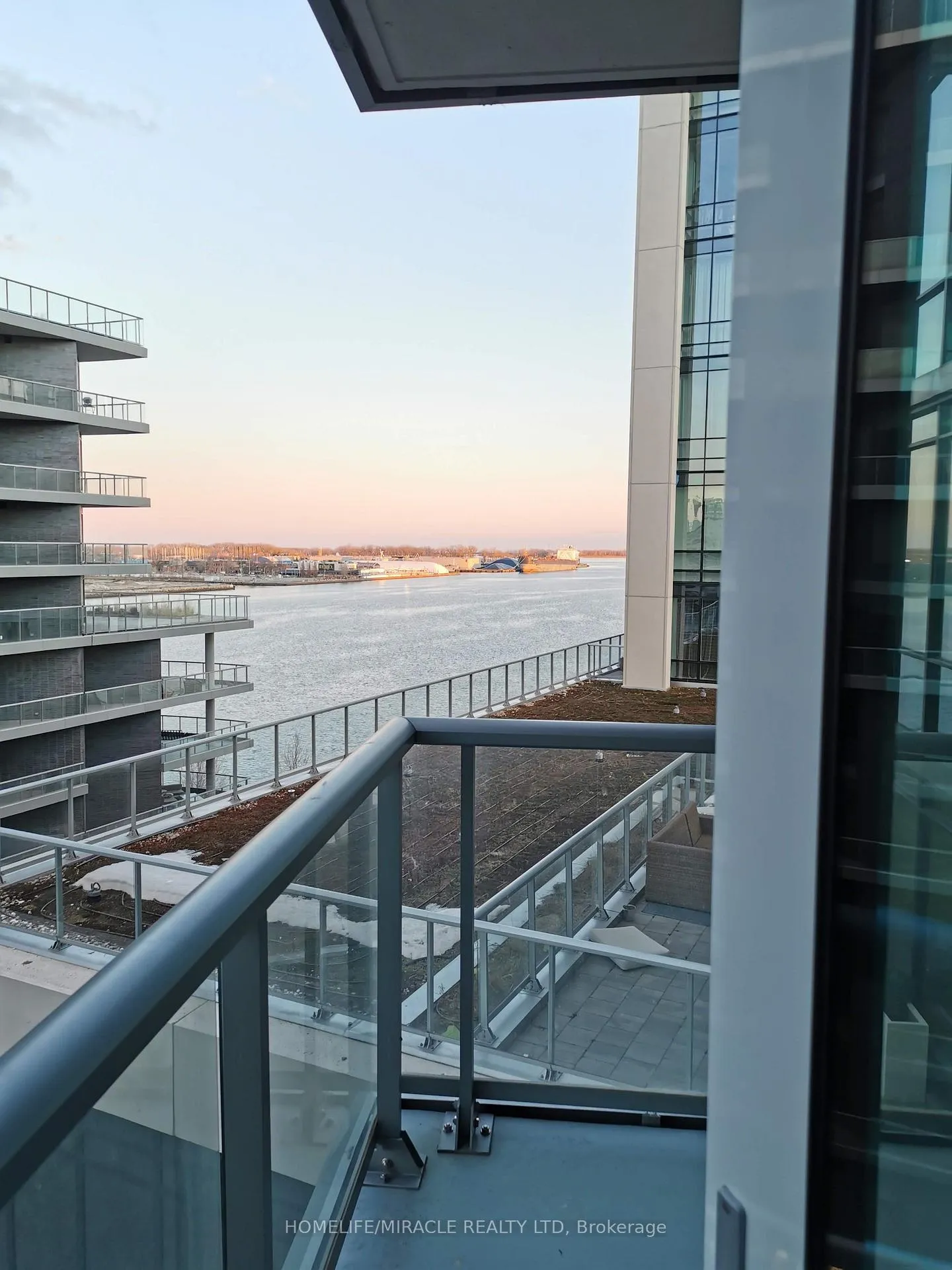 Photo 4 of Unit 813, 15 Merchants' Wharf, Toronto, Waterfront Communities — HOMEH