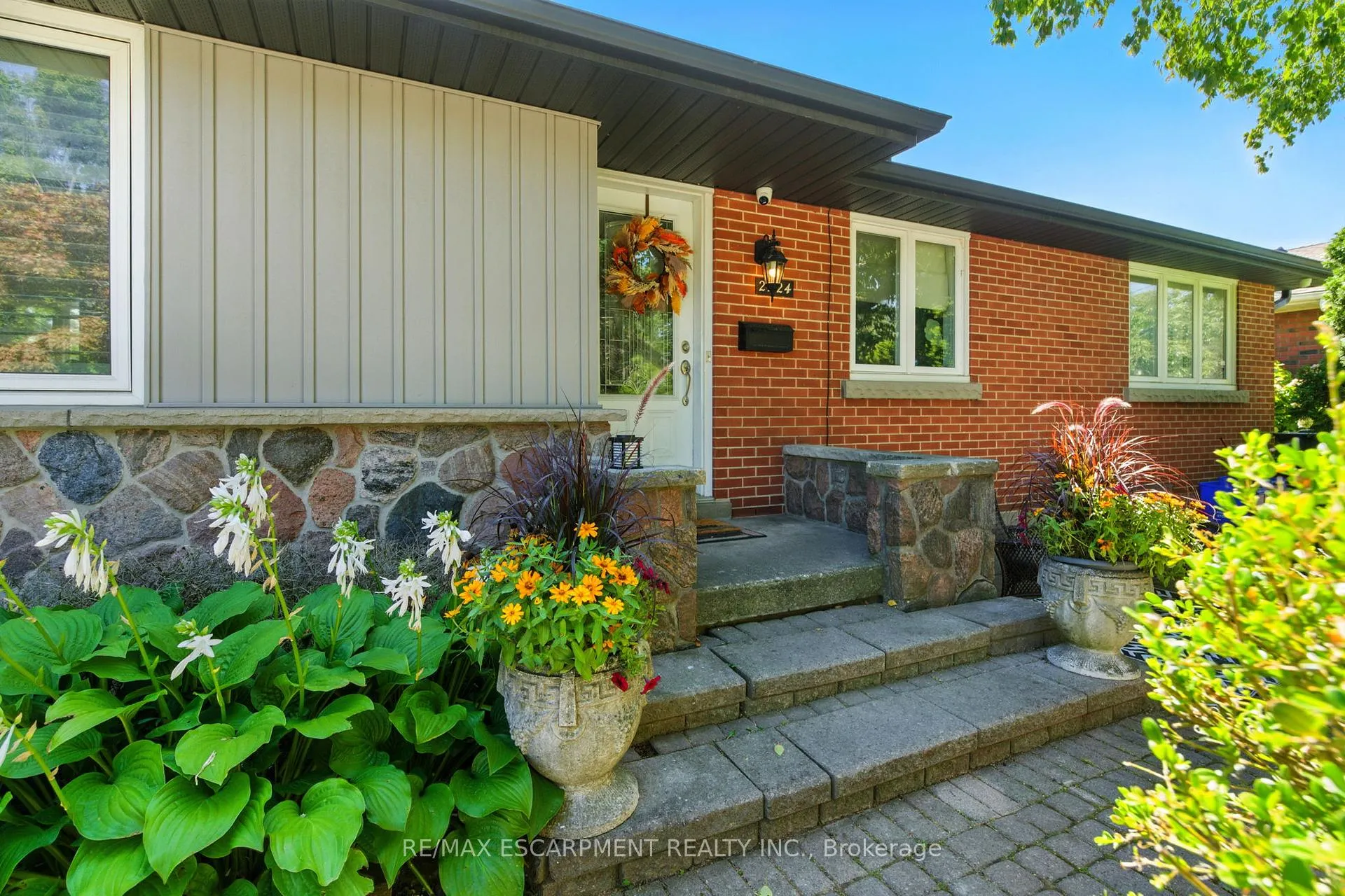 Photo 2 of 2224 Ghent Avenue, Burlington, Brant — HOMEH