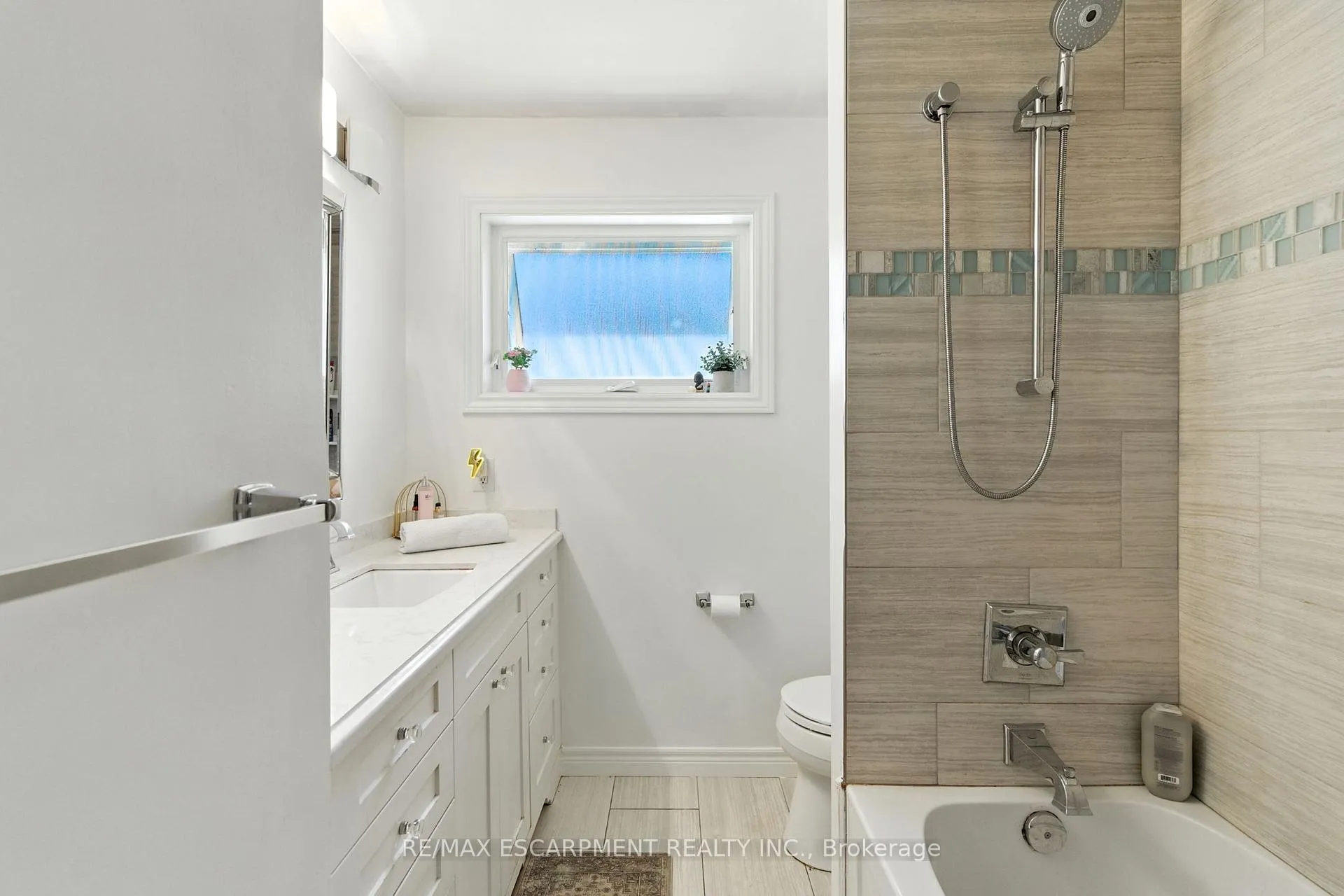 Photo 10 of 2224 Ghent Avenue, Burlington, Brant — HOMEH