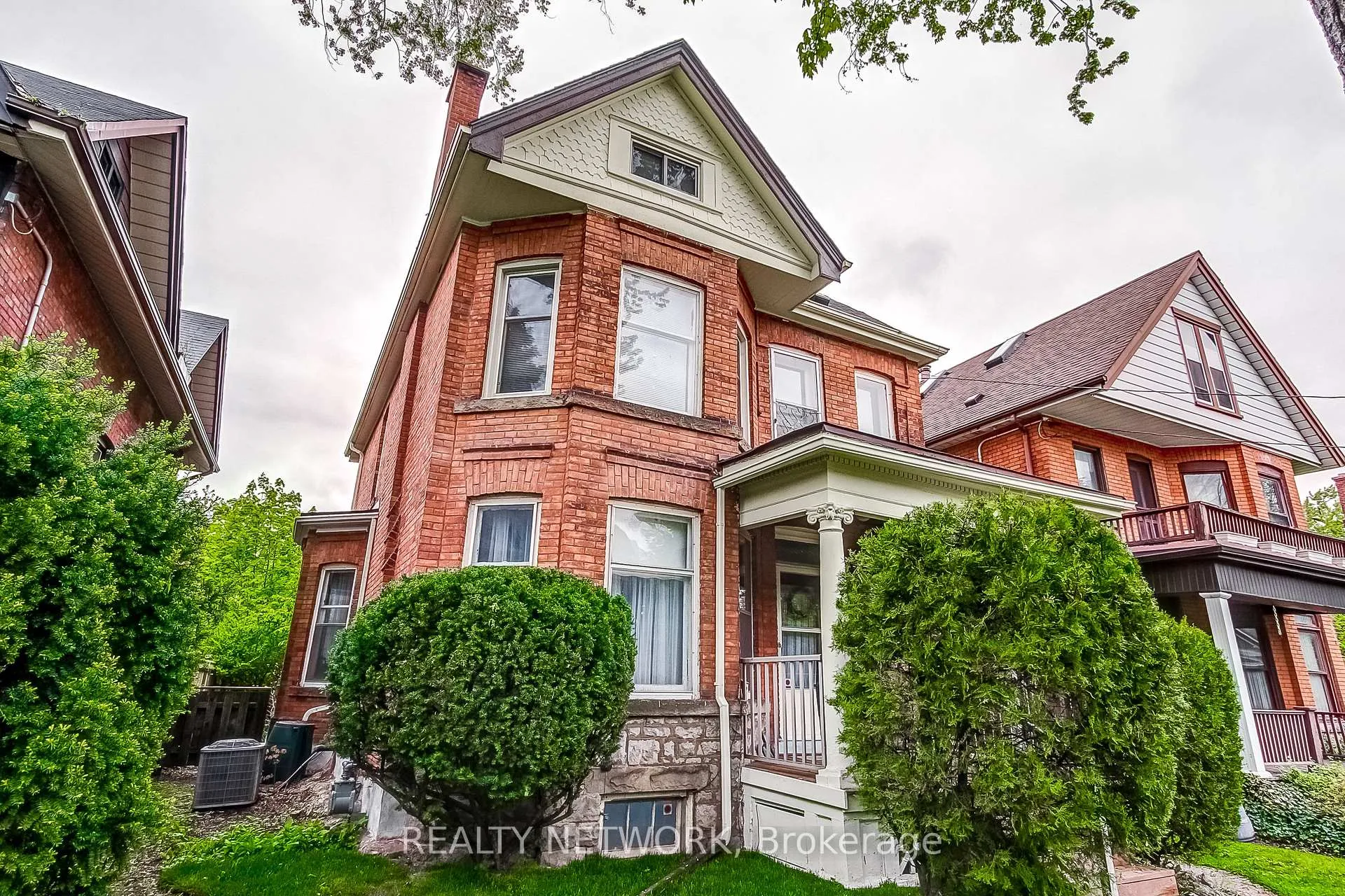 Photo 2 of 18 Fairleigh Crescent, Hamilton, St. Clair — HOMEH