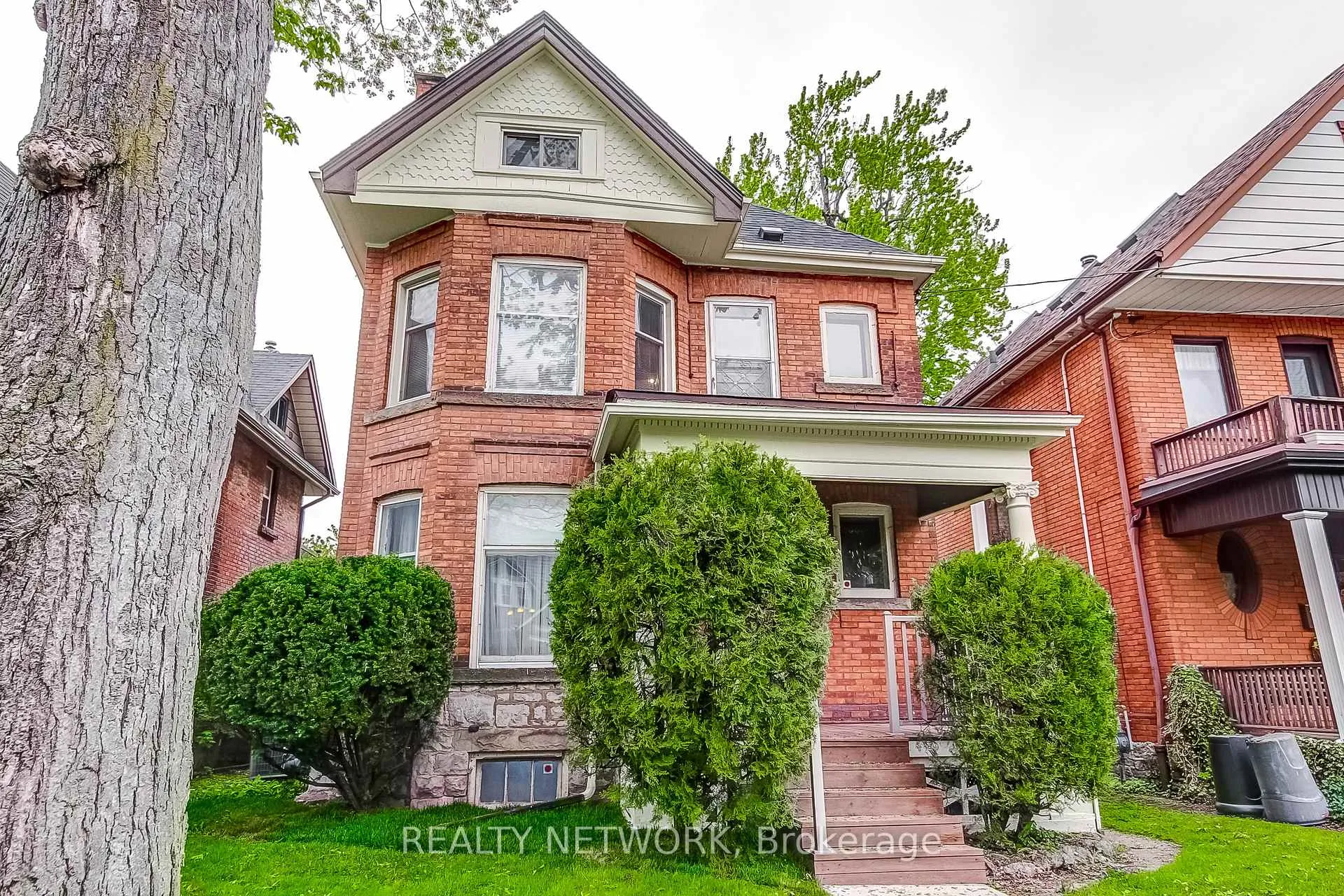 Photo 3 of 18 Fairleigh Crescent, Hamilton, St. Clair — HOMEH