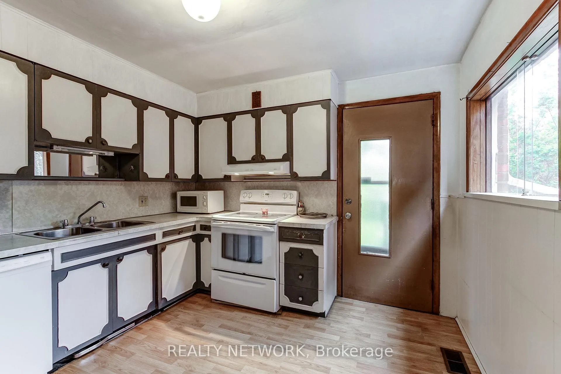 Photo 16 of 18 Fairleigh Crescent, Hamilton, St. Clair — HOMEH