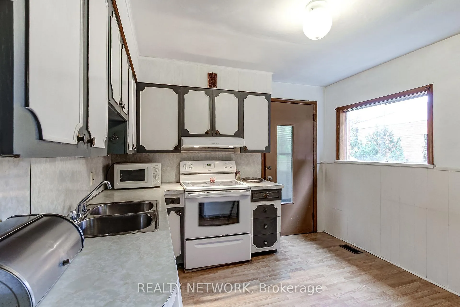 Photo 17 of 18 Fairleigh Crescent, Hamilton, St. Clair — HOMEH