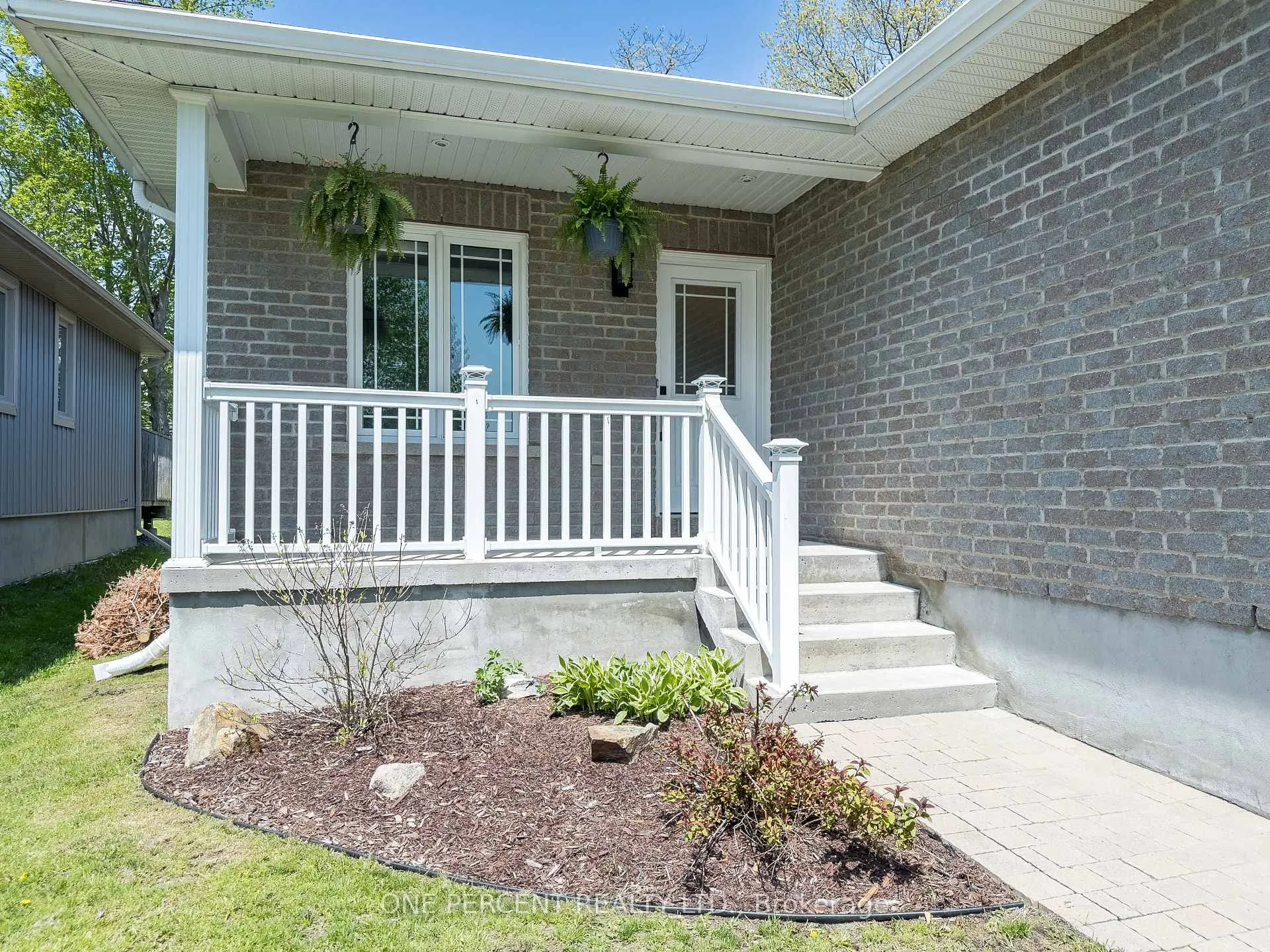 Photo 3 of 135 Islandview Drive, Loyalist, Amherstview — HOMEH