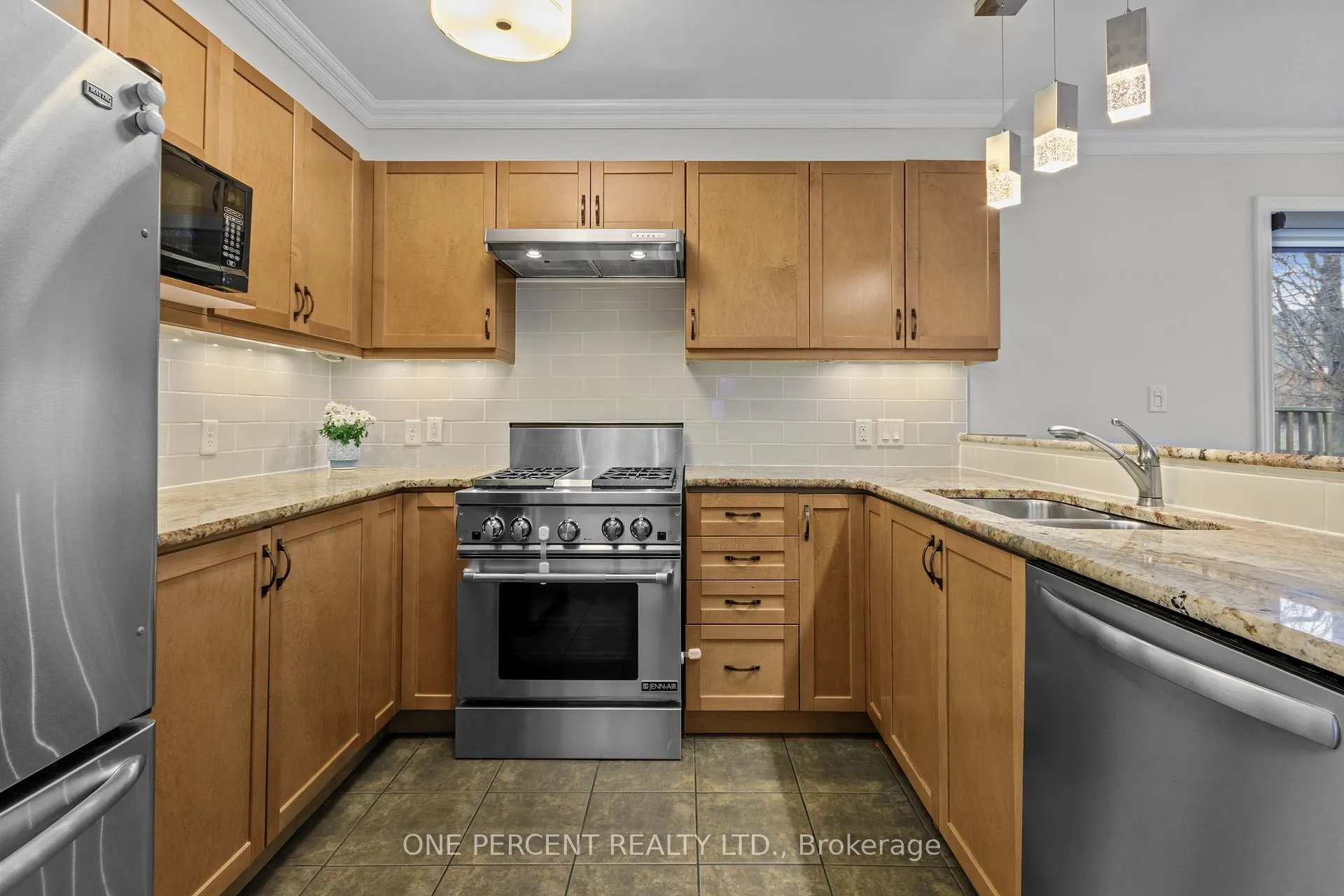 Photo 11 of 135 Islandview Drive, Loyalist, Amherstview — HOMEH