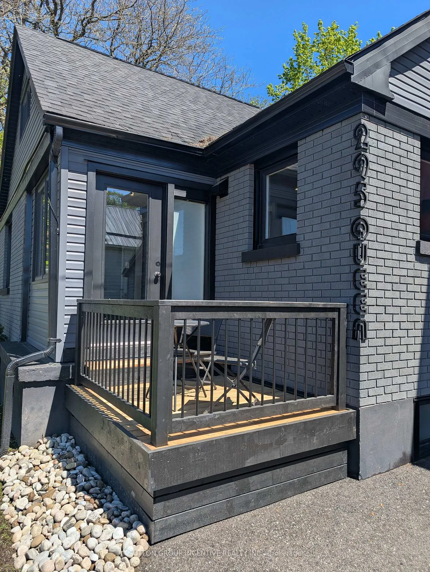 Photo 2 of 295 Queen Street, Midland — HOMEH