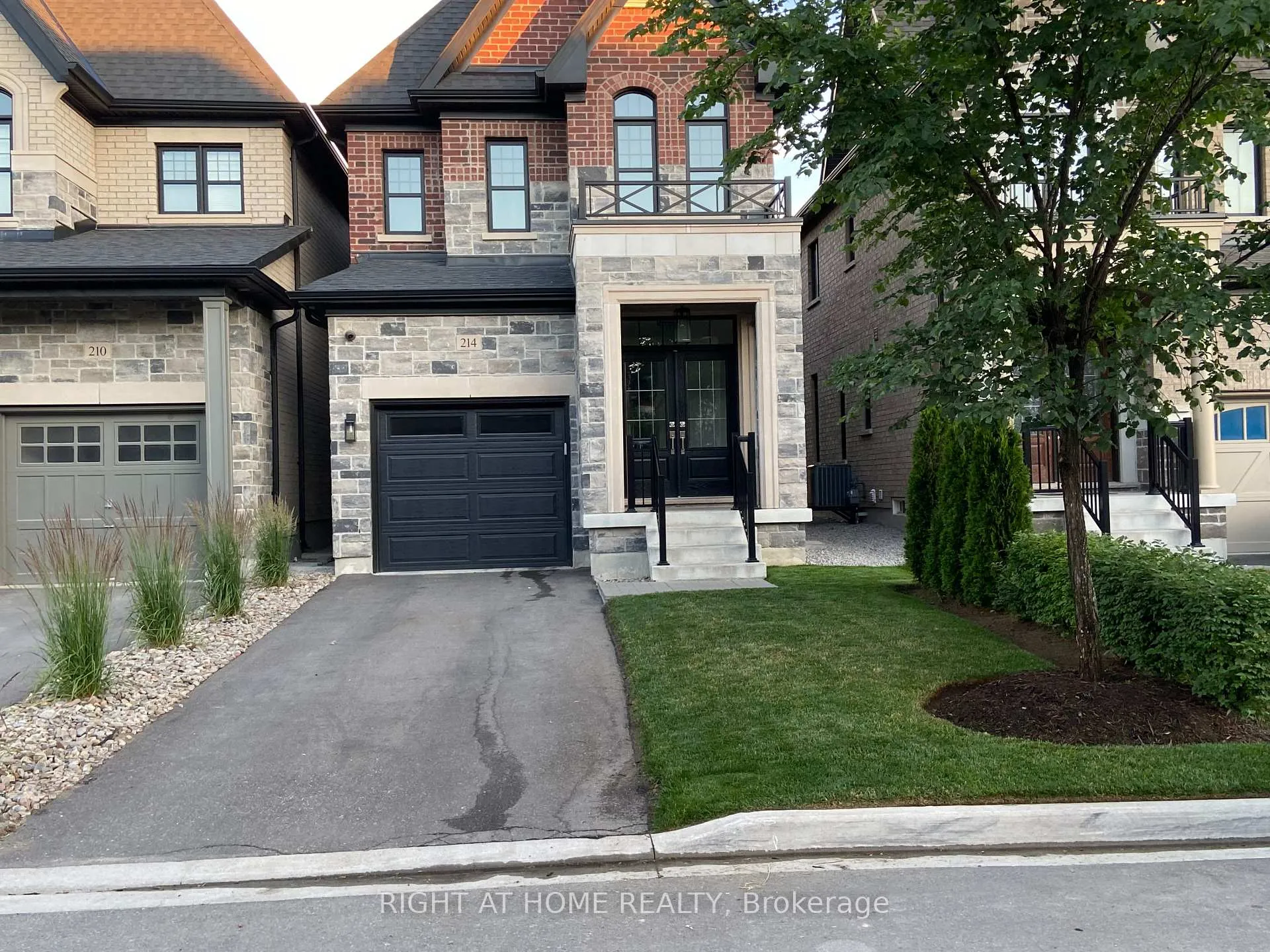 Photo 2 of 214 Cranbrook Crescent, Vaughan, Kleinburg — HOMEH