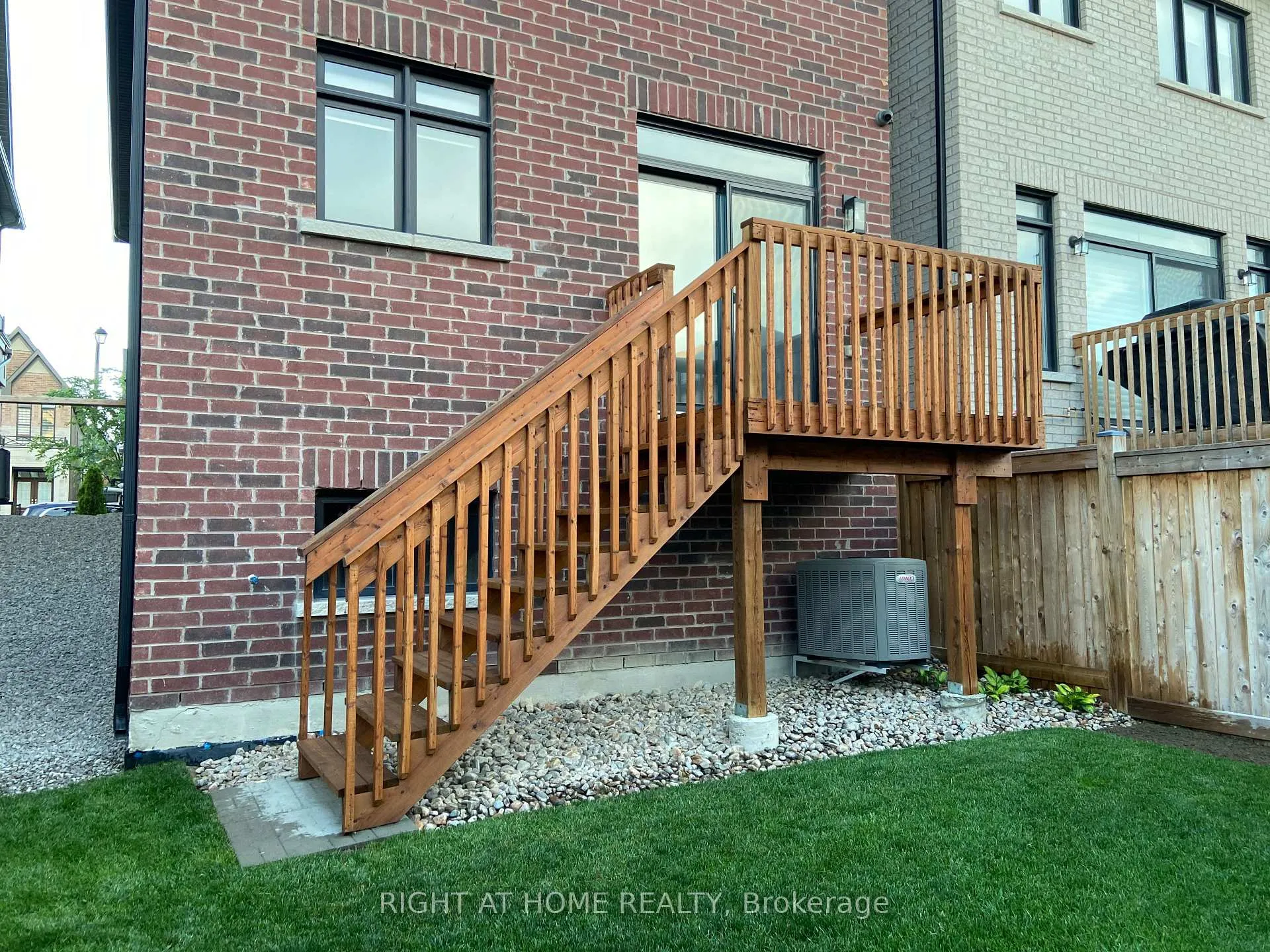 Photo 4 of 214 Cranbrook Crescent, Vaughan, Kleinburg — HOMEH
