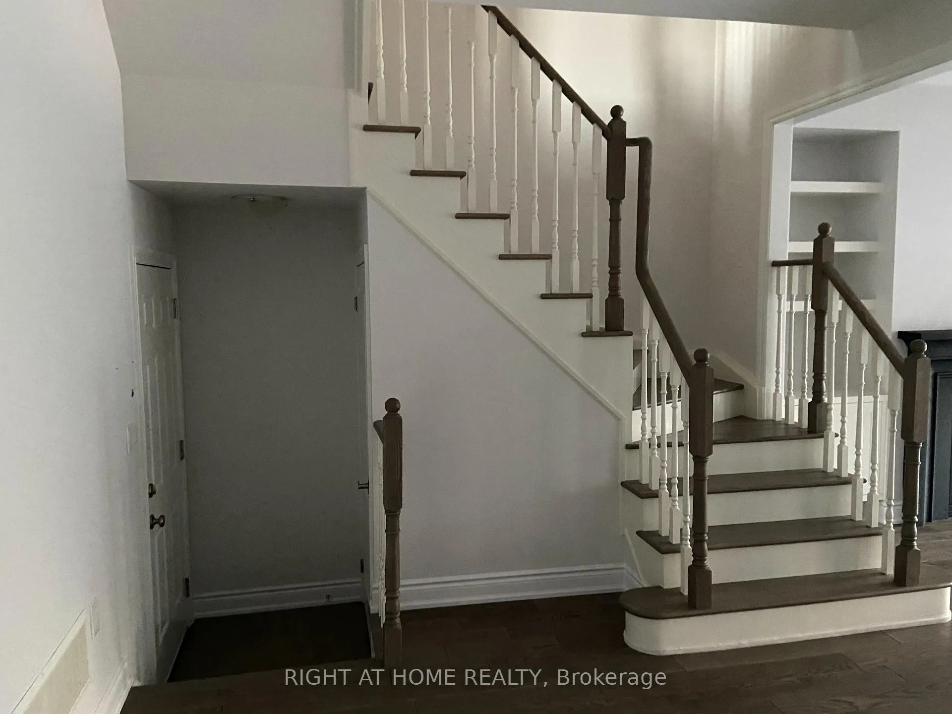 Photo 9 of 214 Cranbrook Crescent, Vaughan, Kleinburg — HOMEH