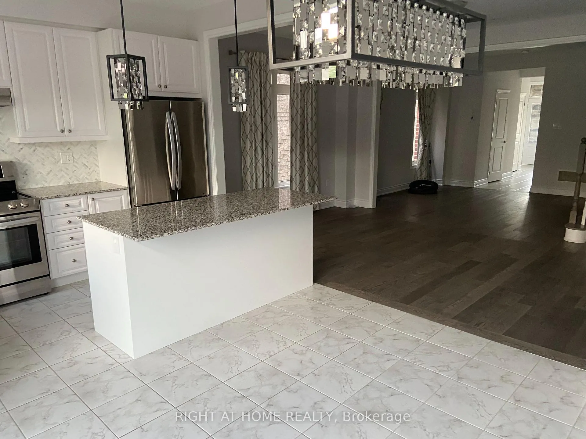 Photo 11 of 214 Cranbrook Crescent, Vaughan, Kleinburg — HOMEH