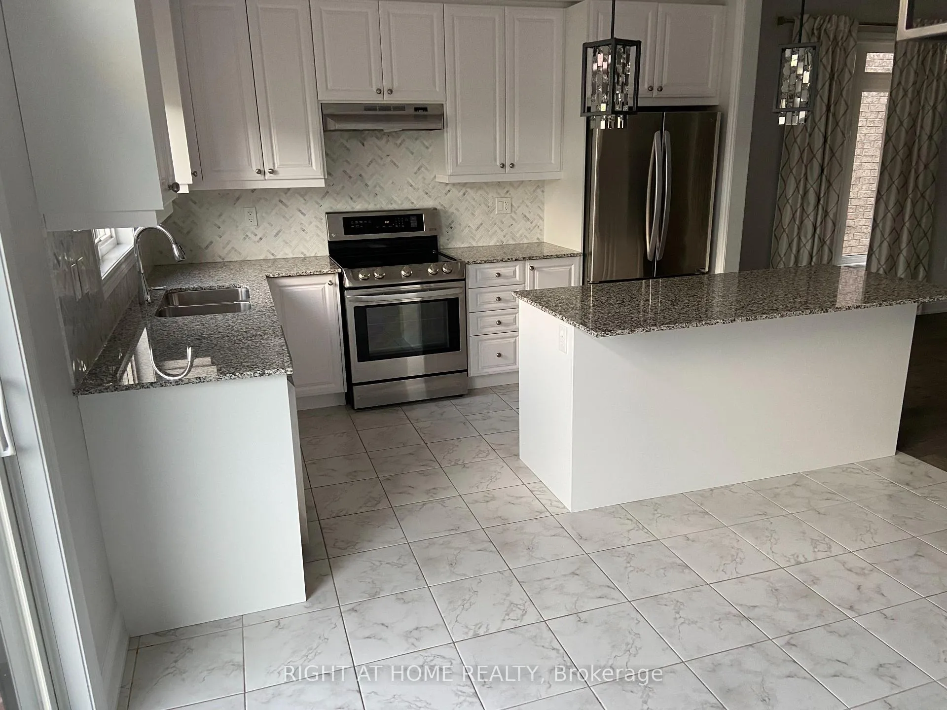 Photo 12 of 214 Cranbrook Crescent, Vaughan, Kleinburg — HOMEH