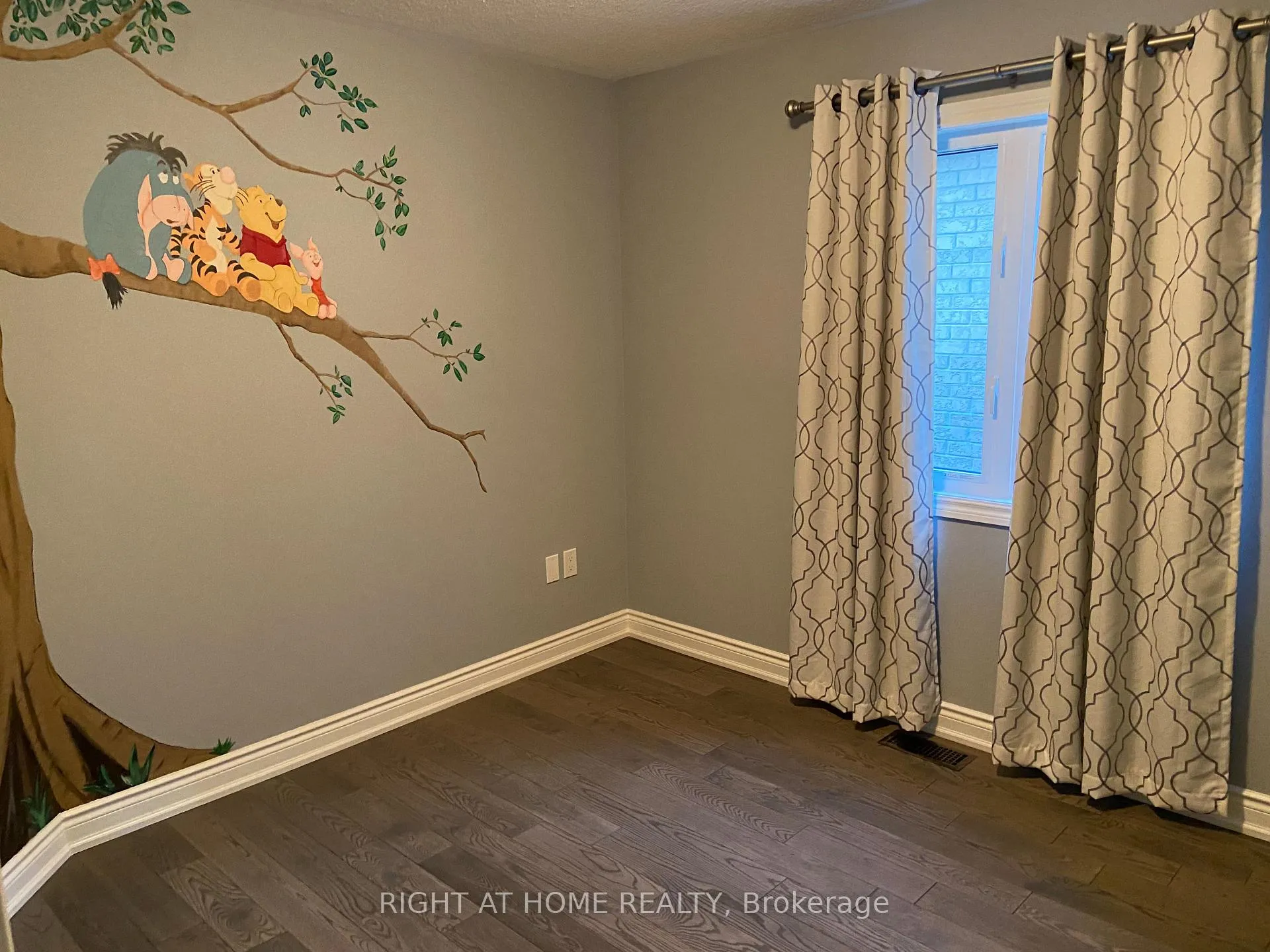 Photo 13 of 214 Cranbrook Crescent, Vaughan, Kleinburg — HOMEH