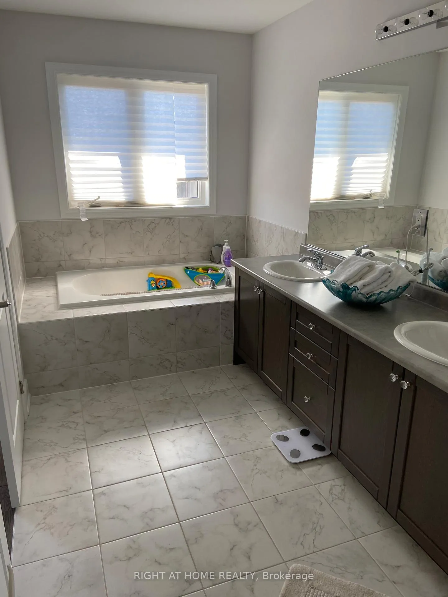 Photo 15 of 214 Cranbrook Crescent, Vaughan, Kleinburg — HOMEH