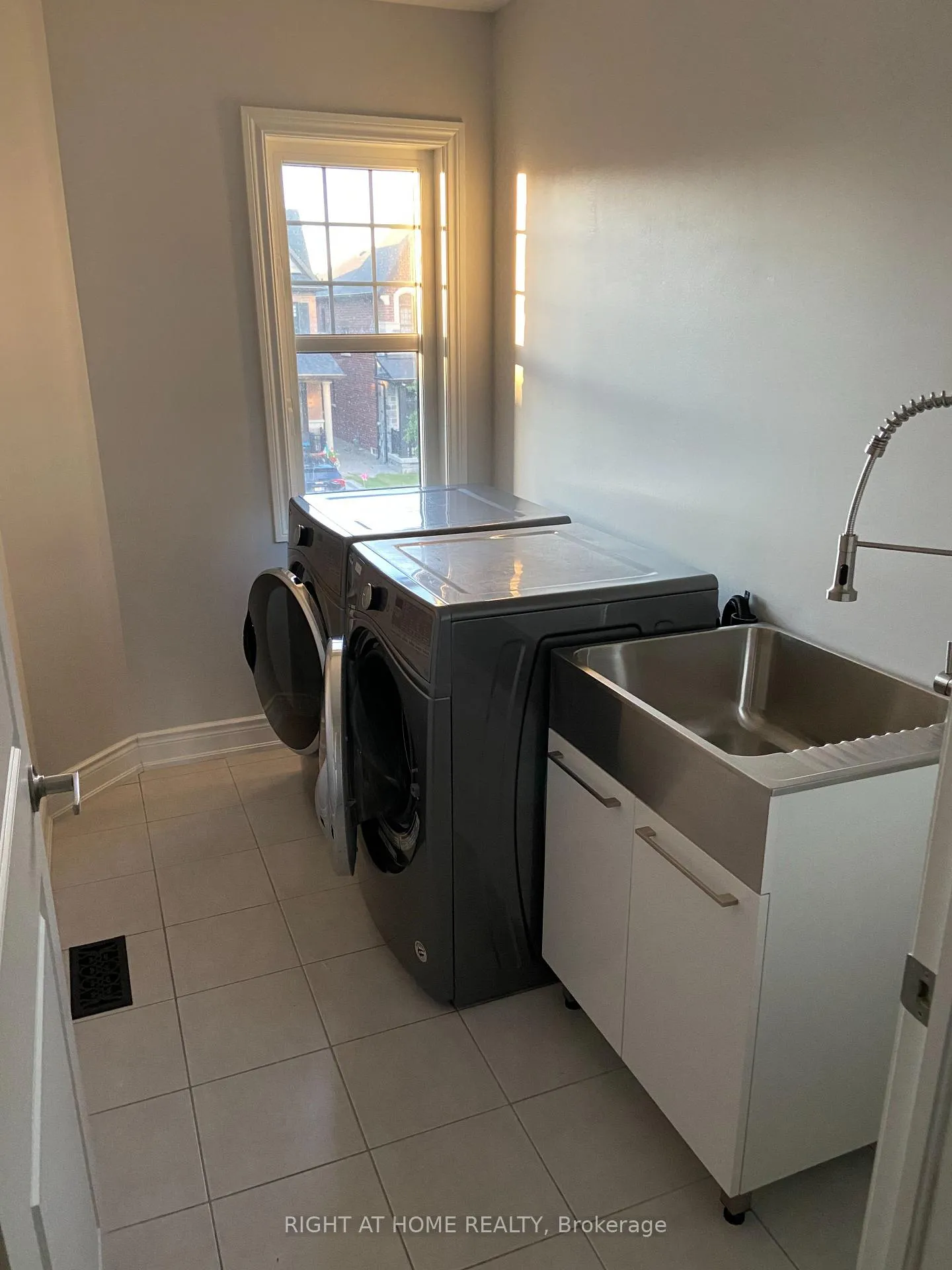 Photo 17 of 214 Cranbrook Crescent, Vaughan, Kleinburg — HOMEH
