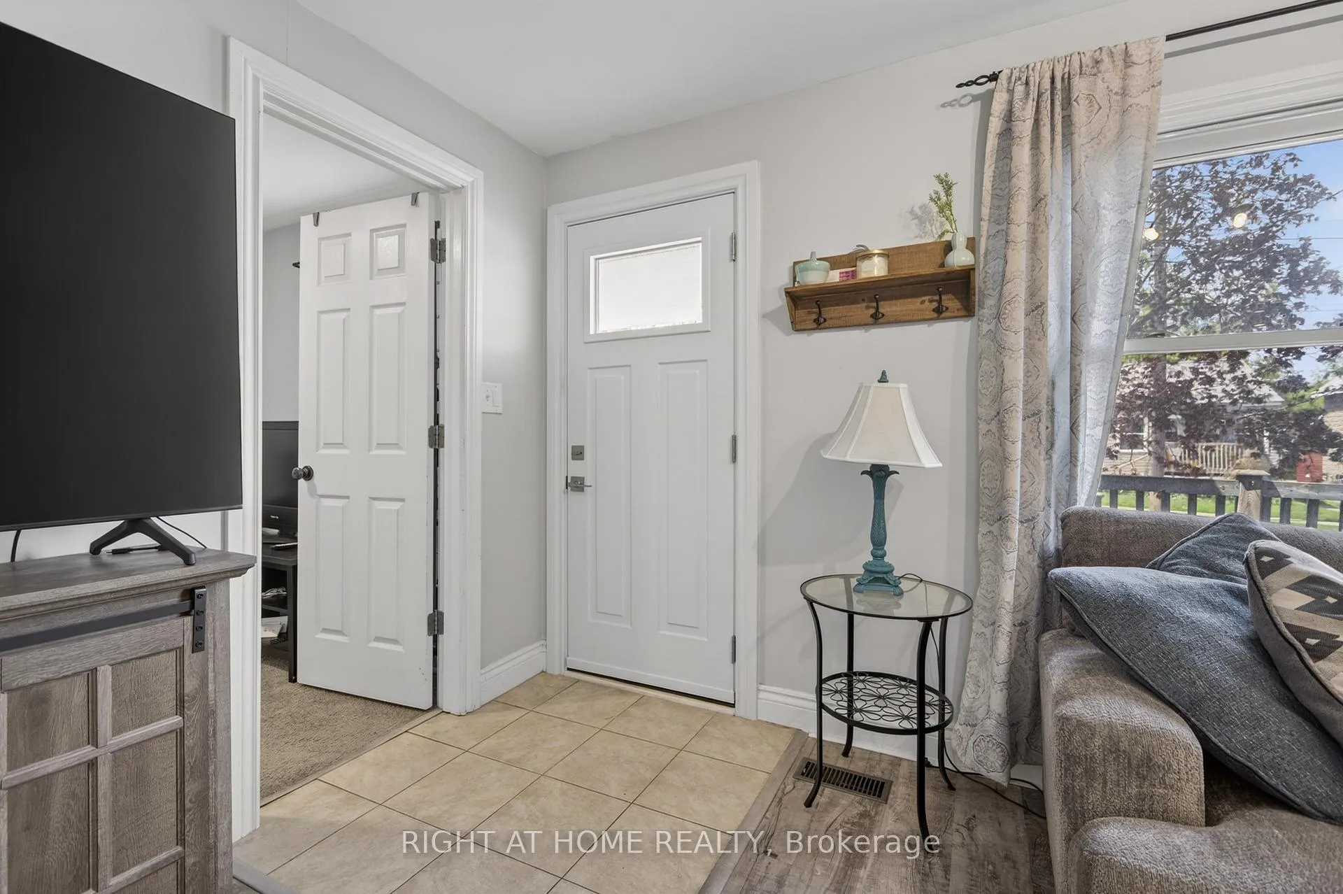Photo 3 of 313 Mary Street, Orillia — HOMEH