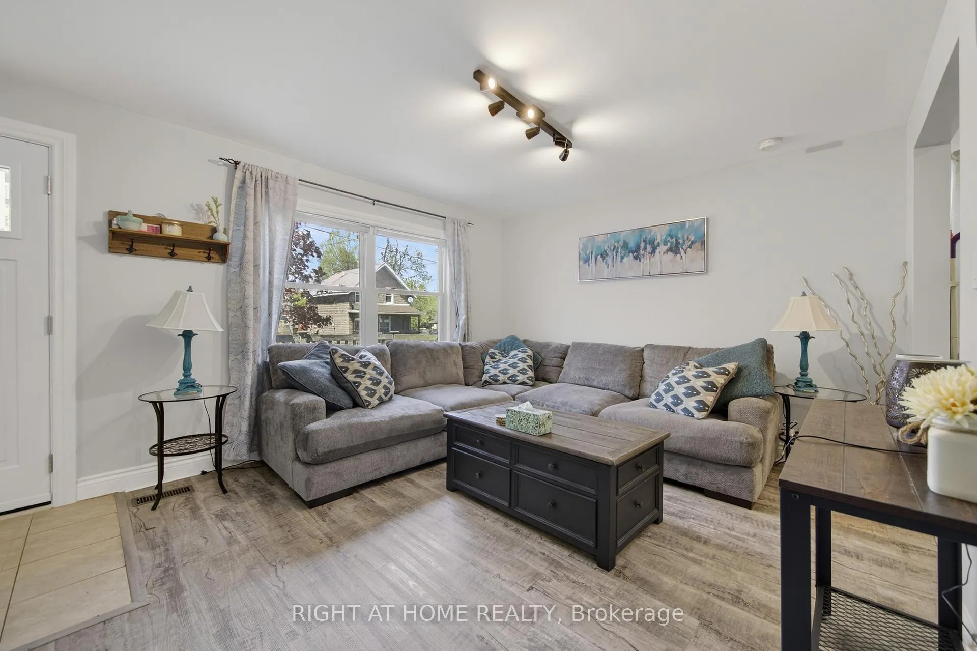 Photo 4 of 313 Mary Street, Orillia — HOMEH