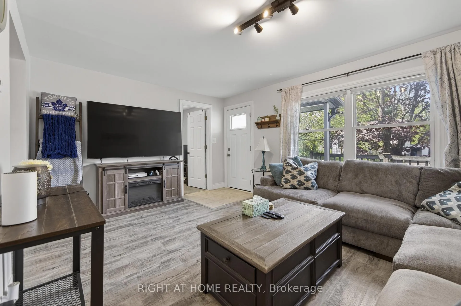 Photo 5 of 313 Mary Street, Orillia — HOMEH