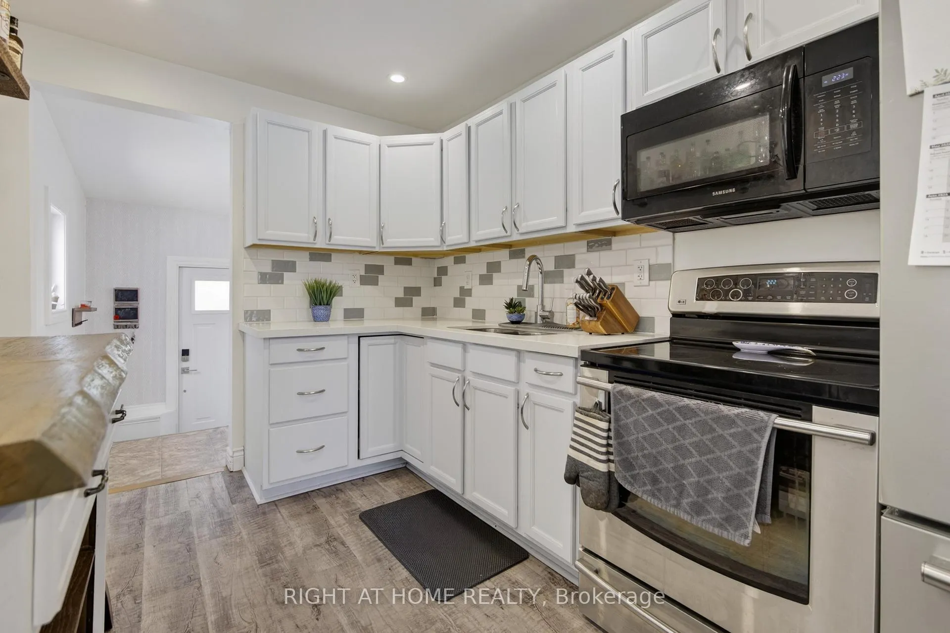 Photo 10 of 313 Mary Street, Orillia — HOMEH