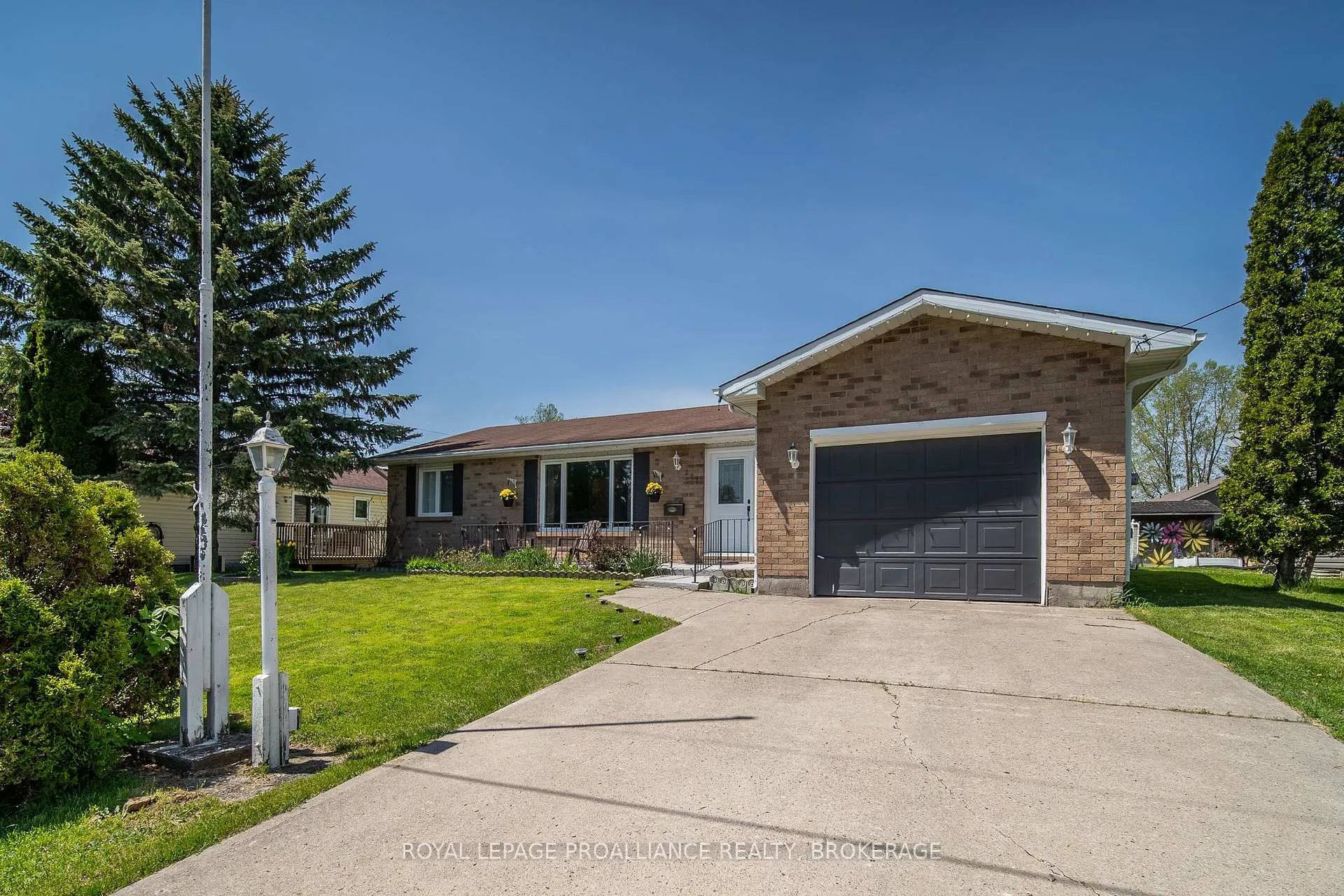 Photo 2 of 227 Cross Street, Deseronto, Deseronto (Town) — HOMEH