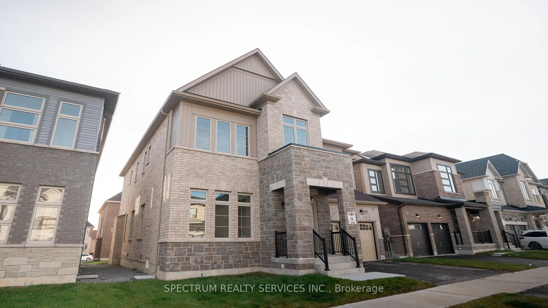 Photo 3 of 23 Lorrain Hand Crescent, Georgina, Keswick South — HOMEH