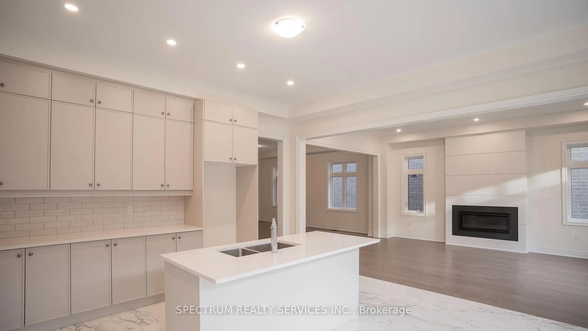 Photo 14 of 23 Lorrain Hand Crescent, Georgina, Keswick South — HOMEH