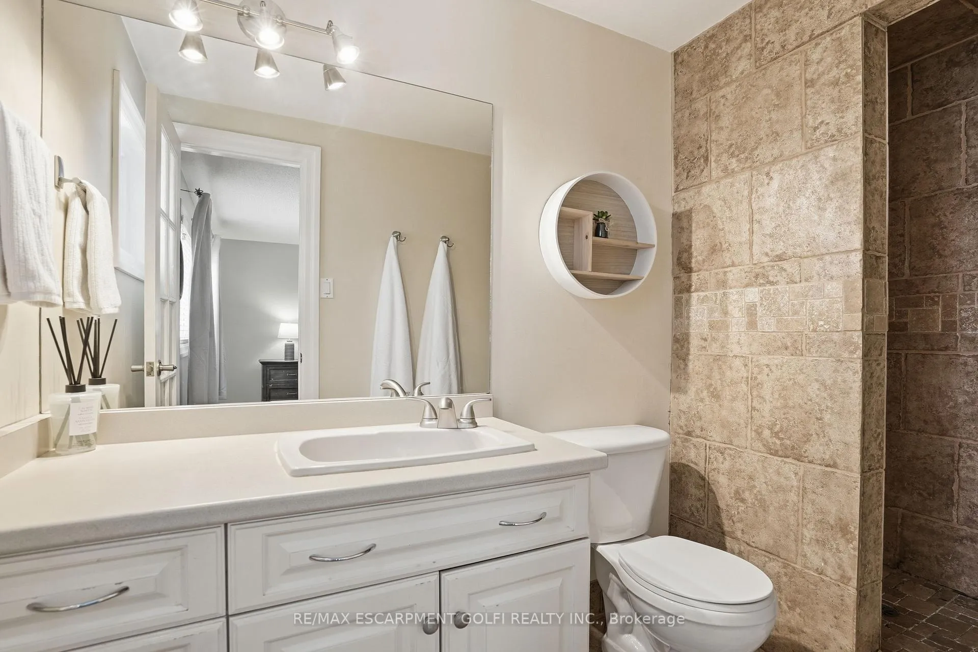 Photo 18 of 1 Oakmeadow Place, St. Catharines, Lakeshore — HOMEH