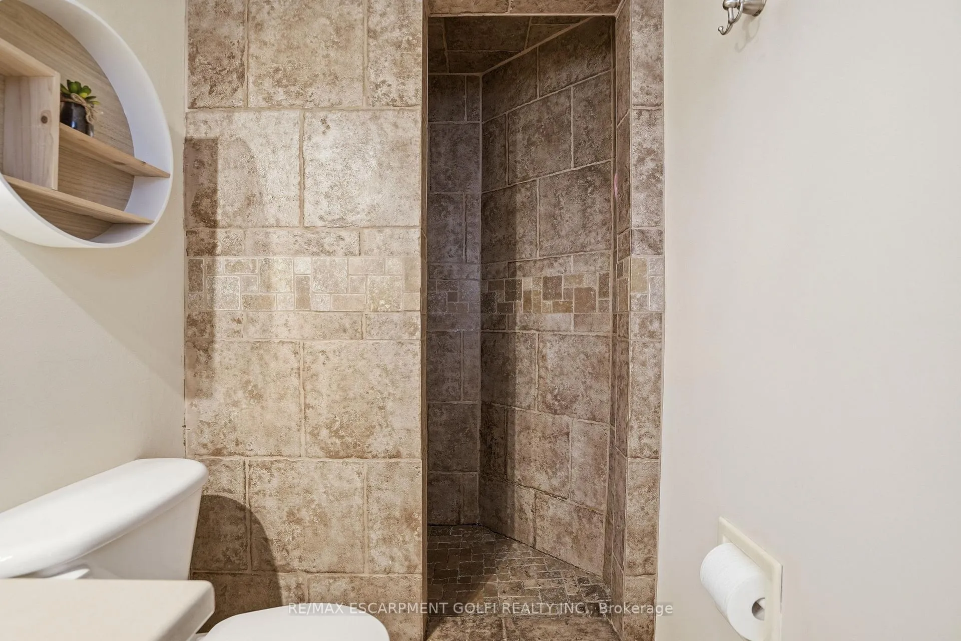 Photo 19 of 1 Oakmeadow Place, St. Catharines, Lakeshore — HOMEH