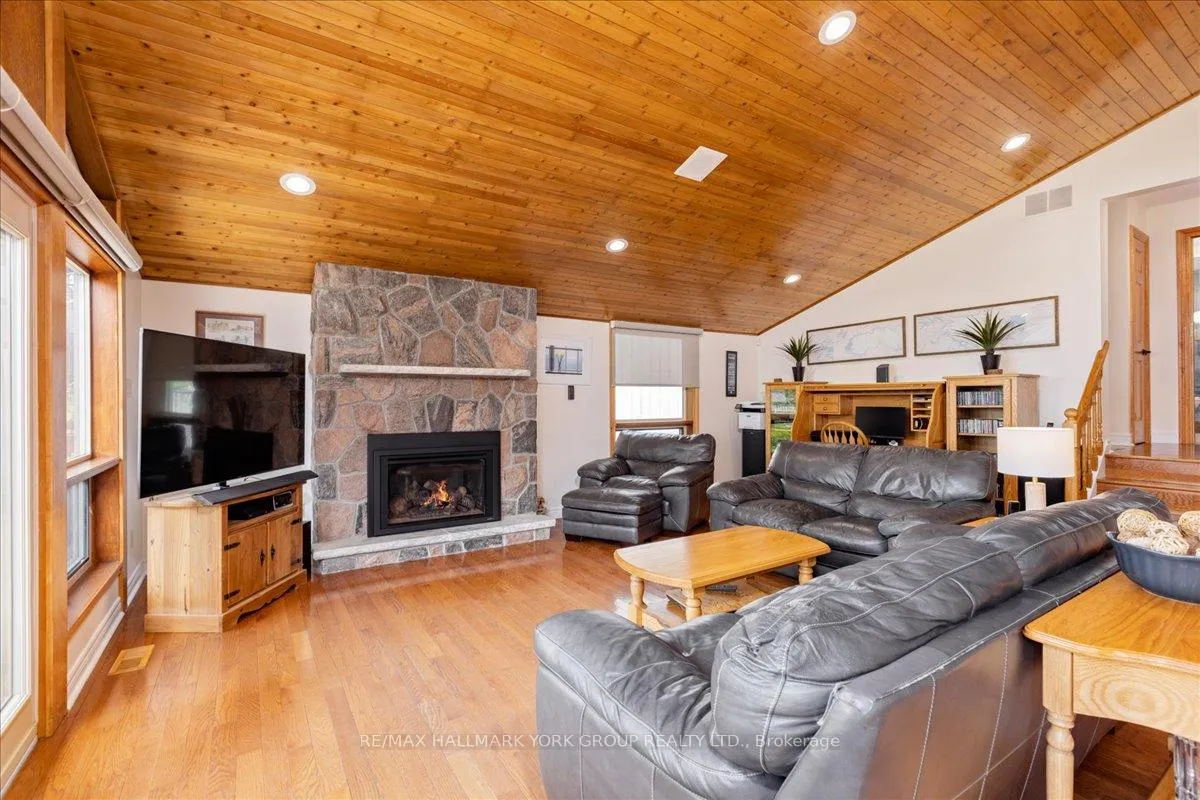 Photo 18 of 229 Lake Drive N, Georgina, Historic Lakeshore Communities — HOMEH