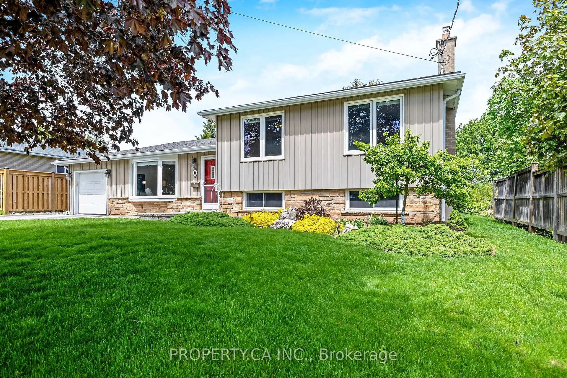 Photo 2 of 6 Uplands Court, Halton Hills, Georgetown — HOMEH
