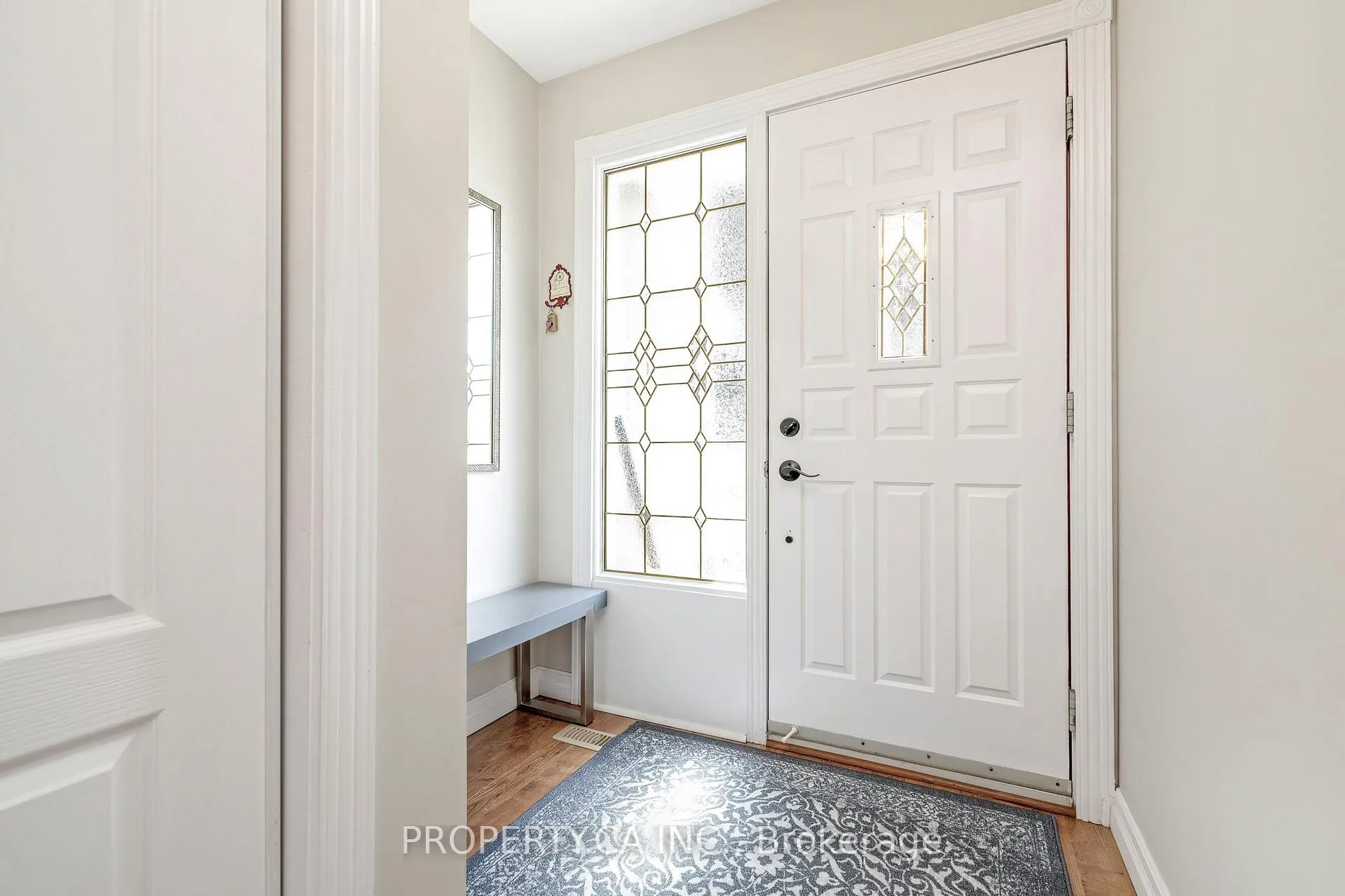 Photo 4 of 6 Uplands Court, Halton Hills, Georgetown — HOMEH