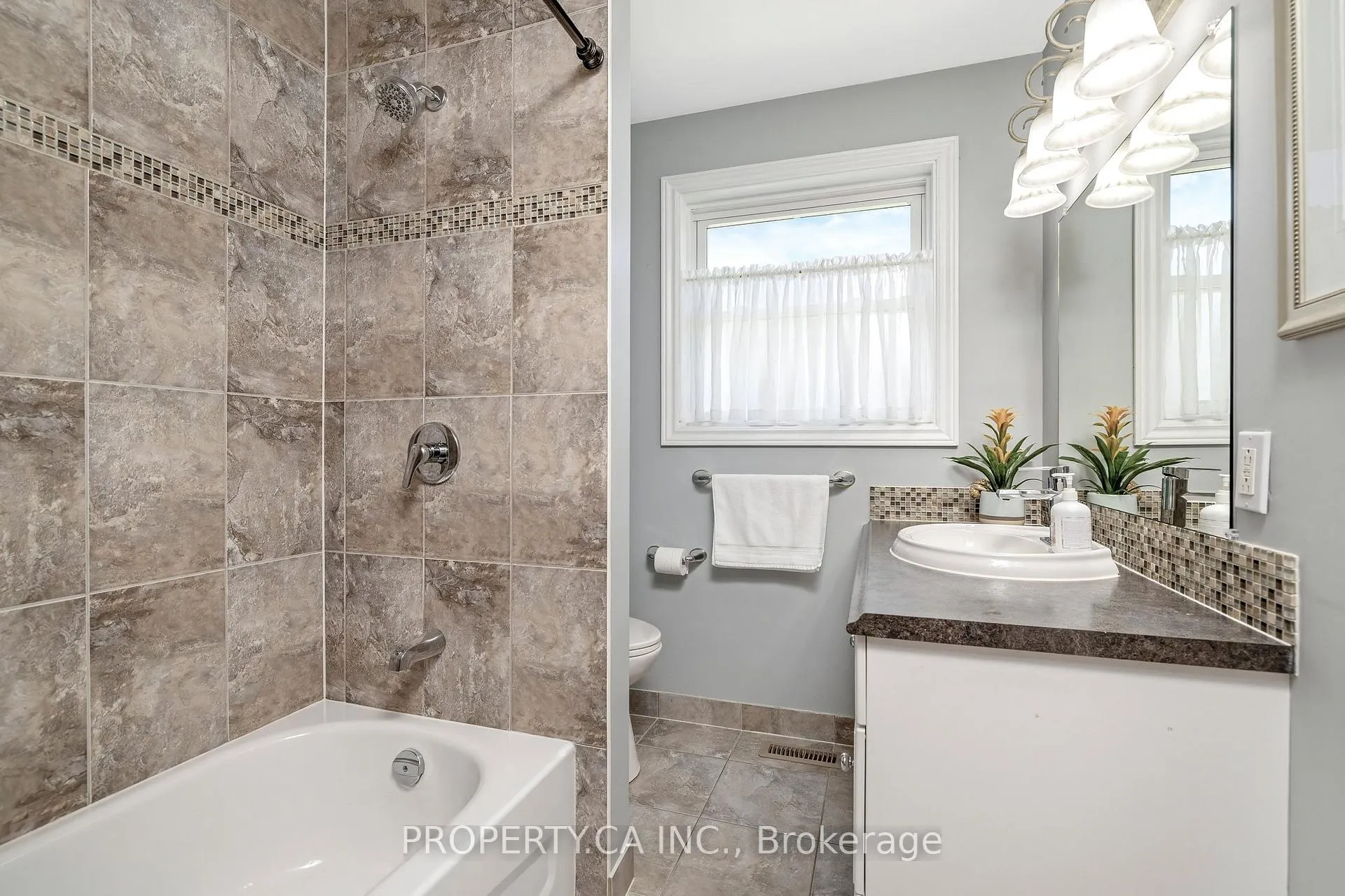 Photo 18 of 6 Uplands Court, Halton Hills, Georgetown — HOMEH