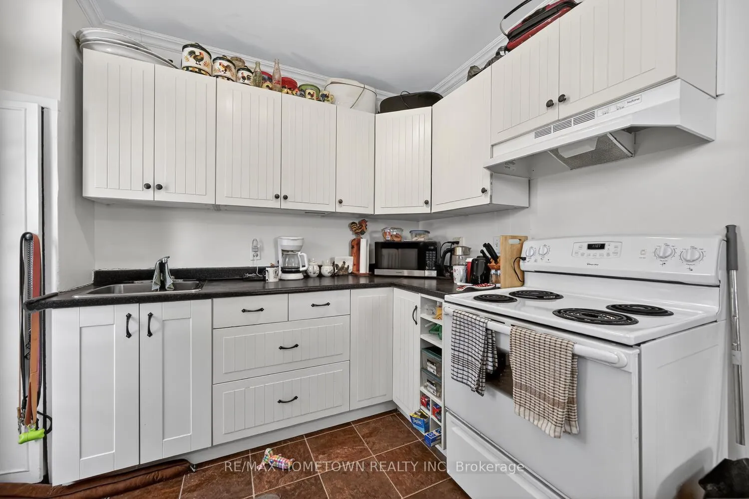 Photo 5 of 61 Pearl Street E, Brockville — HOMEH