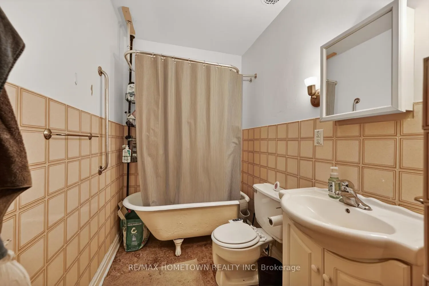 Photo 41 of 61 Pearl Street E, Brockville — HOMEH