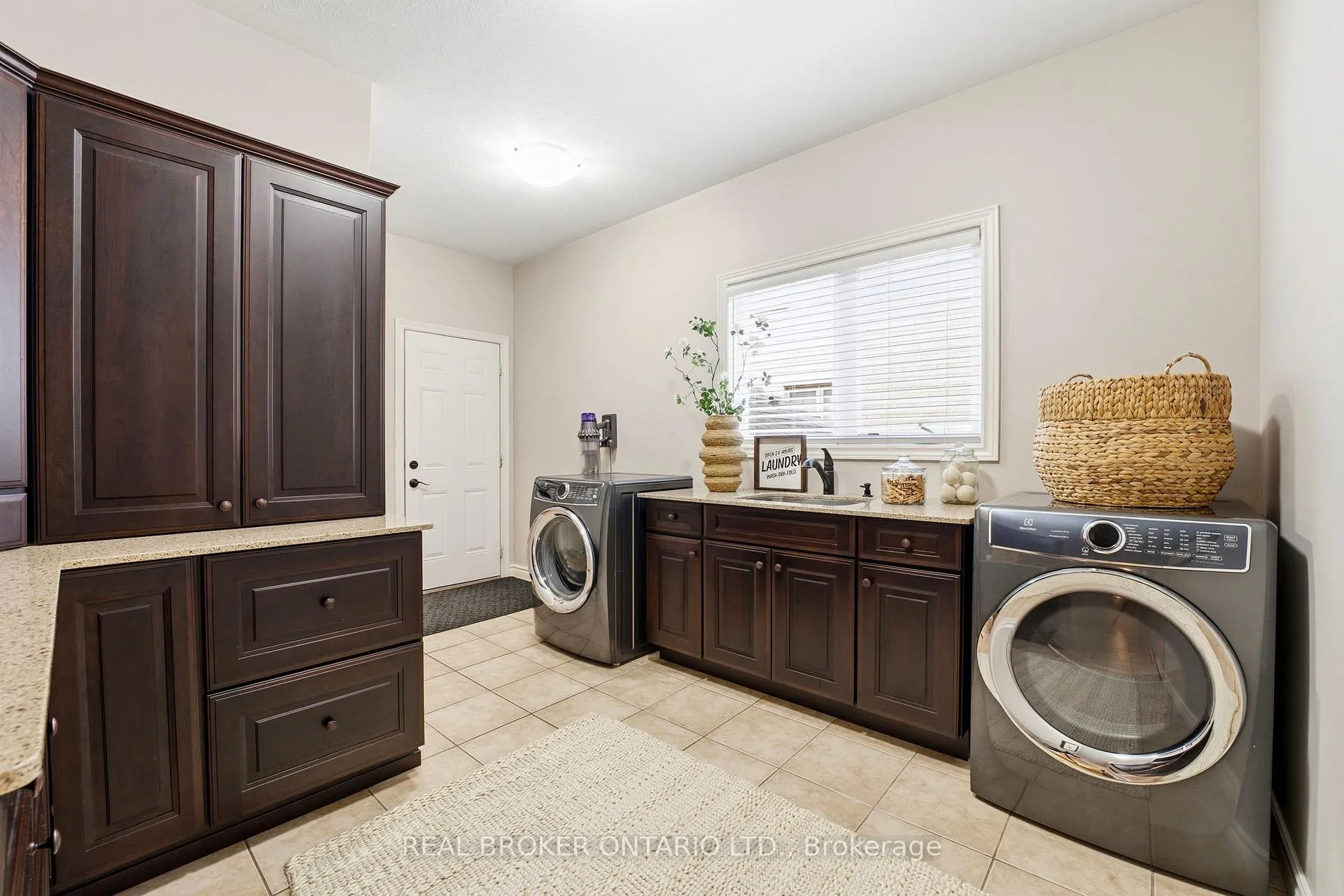 Photo 14 of 20 Cottonwood Crescent, Cambridge, Fiddlesticks — HOMEH