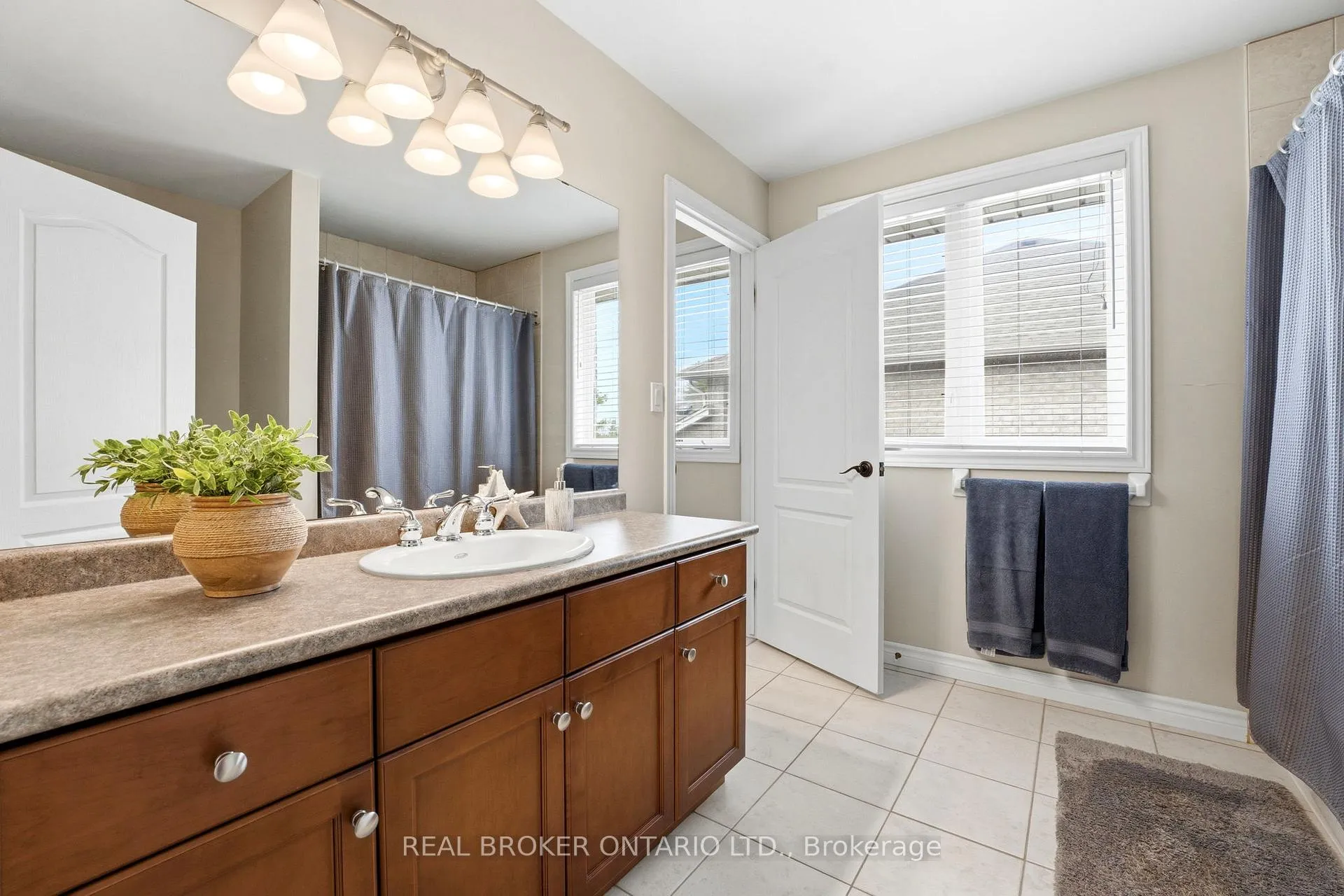Photo 22 of 20 Cottonwood Crescent, Cambridge, Fiddlesticks — HOMEH