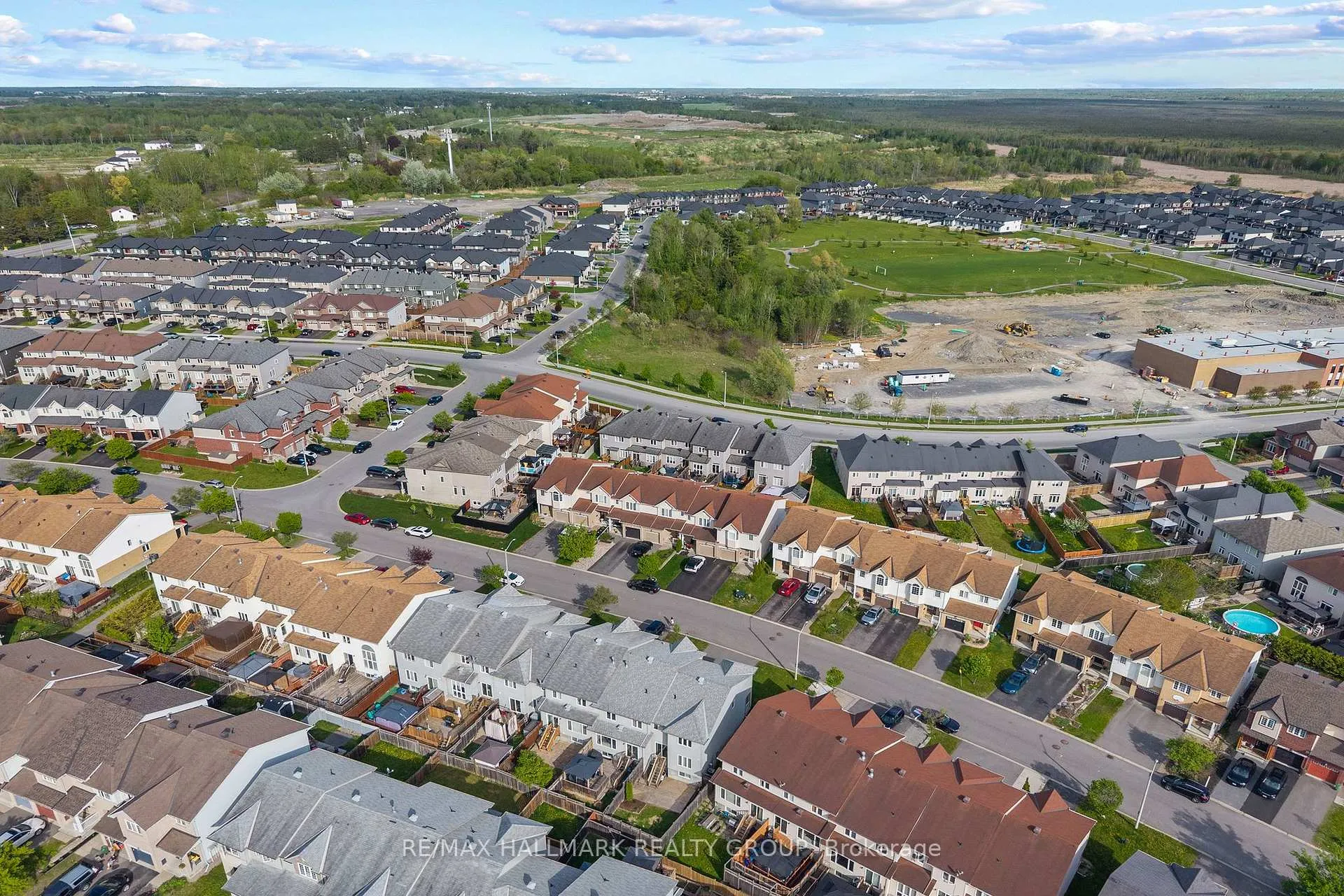 Photo 3 of 231 Rolling Meadow Crescent, Ottawa, Mer Bleue/Bradley Estates/Anderson Park — HOMEH