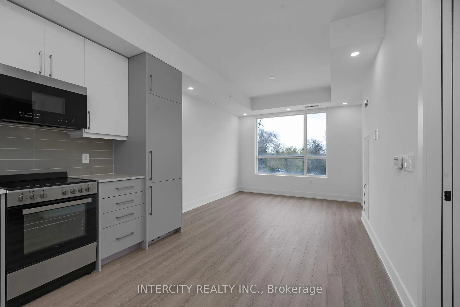 Photo 12 of Unit 326, 2075 King Road, King, King City — HOMEH