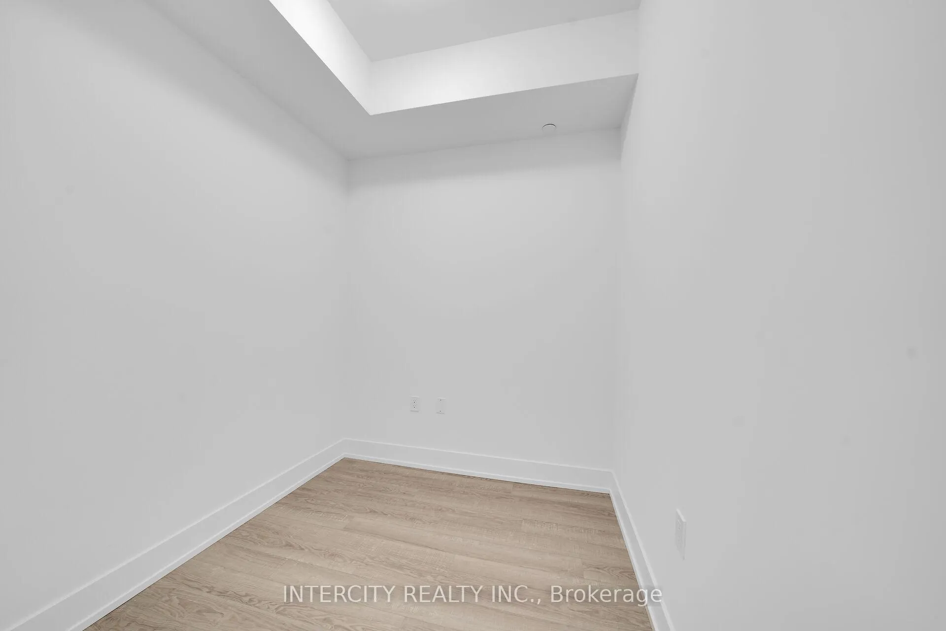 Photo 10 of Unit 333, 2075 King Road, King, King City — HOMEH