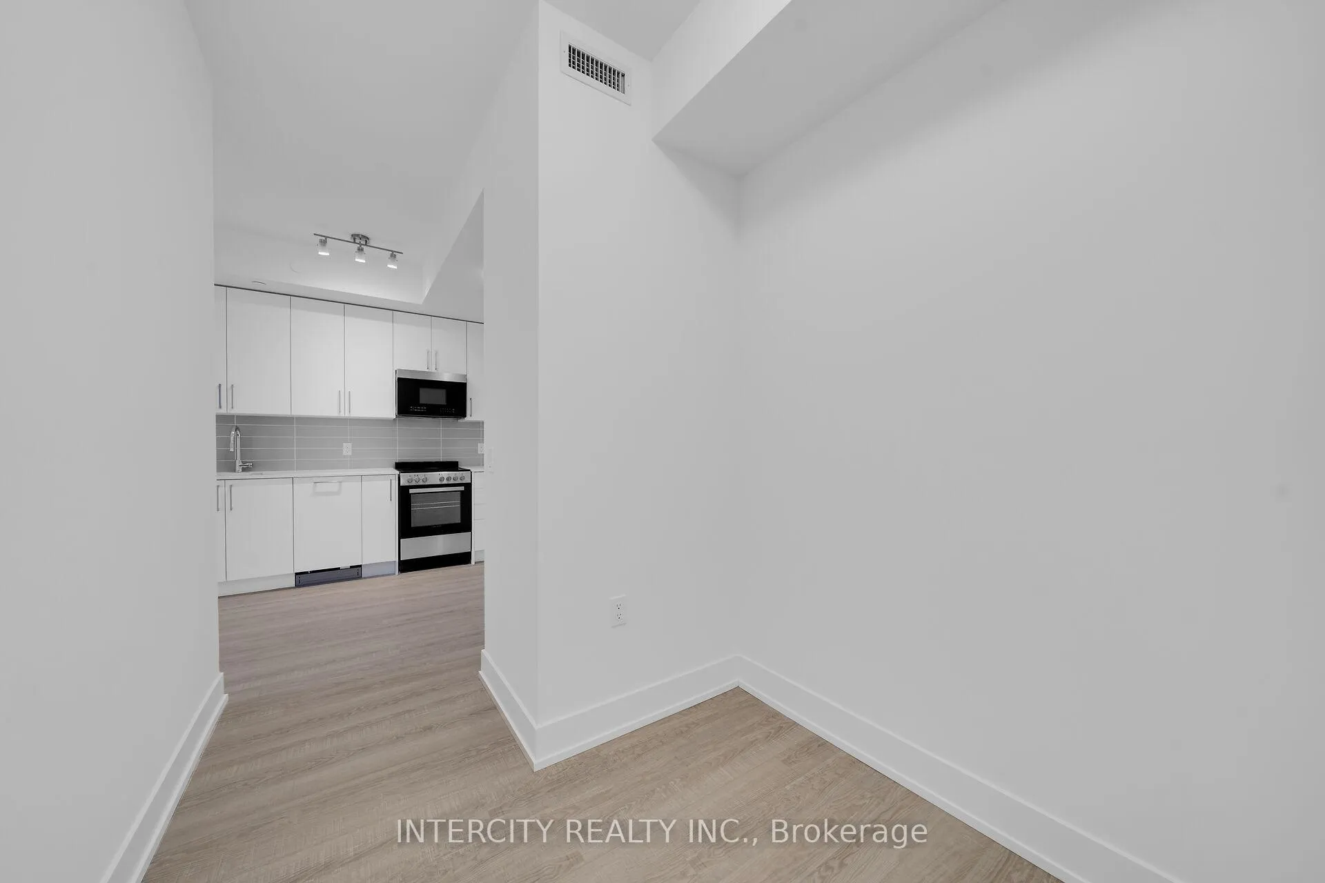 Photo 11 of Unit 333, 2075 King Road, King, King City — HOMEH