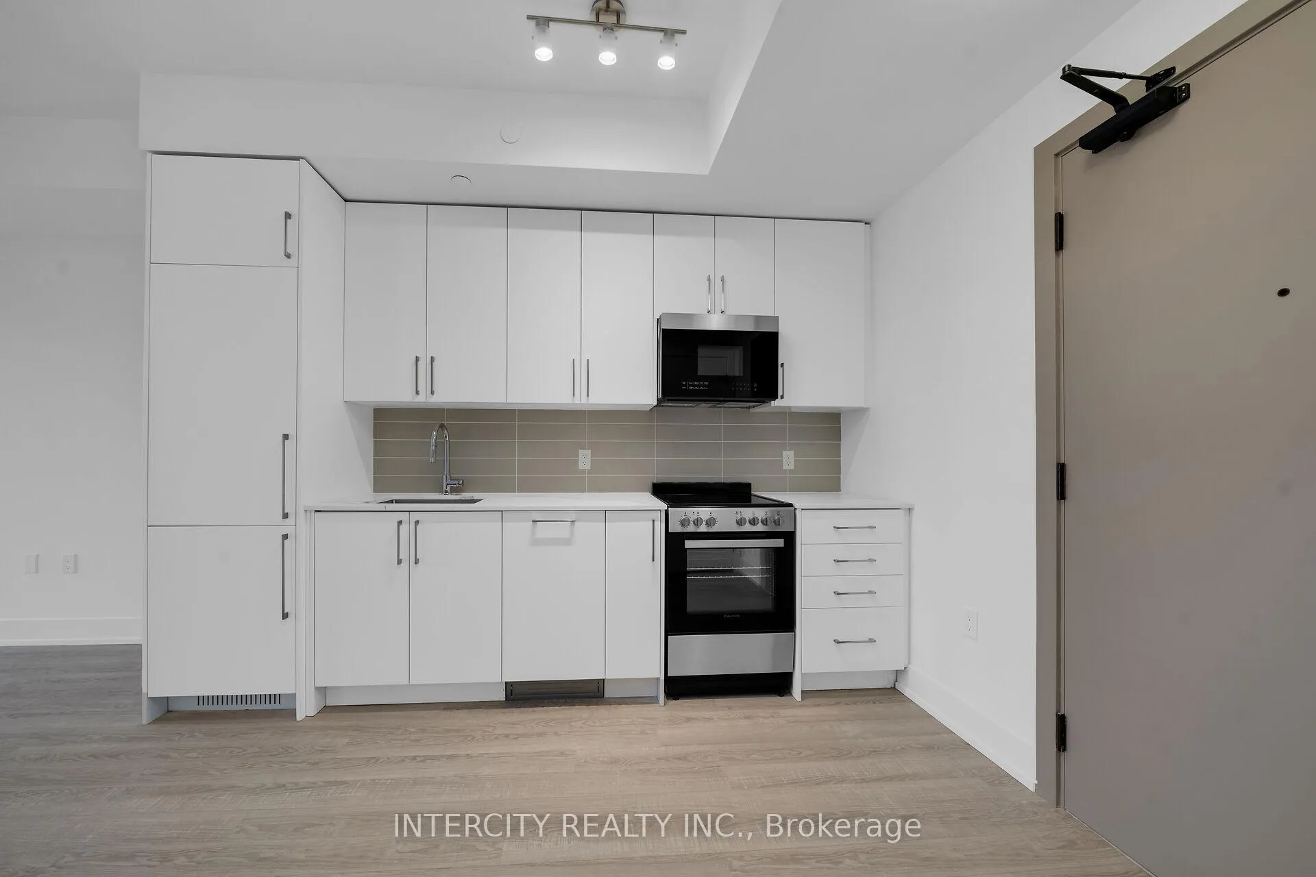 Photo 13 of Unit 333, 2075 King Road, King, King City — HOMEH