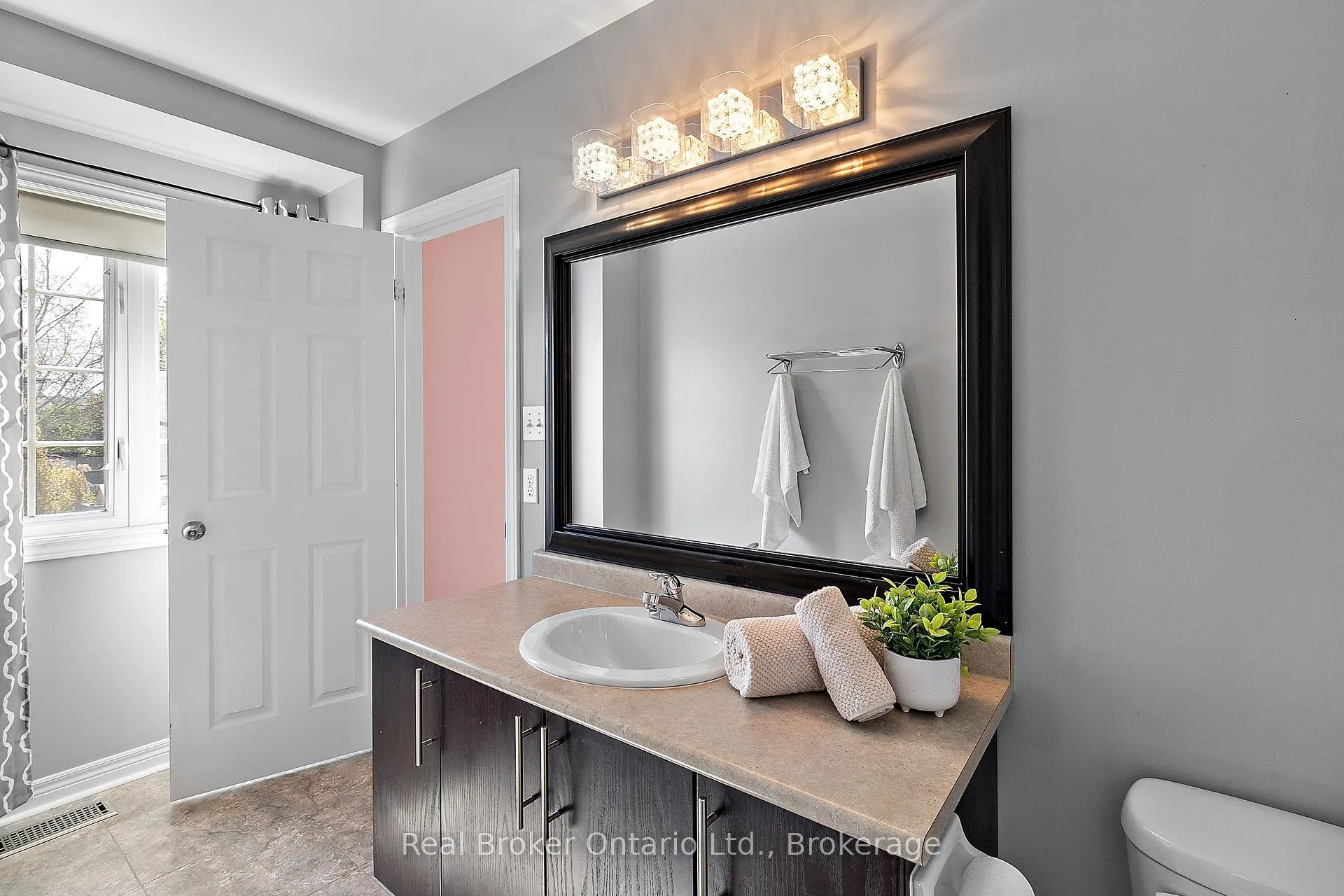 Photo 18 of 27 Goodall Crescent, Clarington, Bowmanville — HOMEH